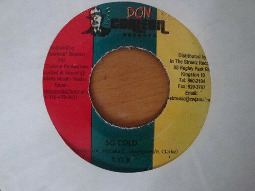 ・アーティスト T.O.K. ・タイトル So Cold ・レーベル Don Corleon Records NONE ・フォーマット 7インチレコード ・コンディション(盤) 良い (VG+) ・コンディション(ジャケット) ・コンディション(帯) オビなし ・特記事項 【レーベルにシール付着】 サンプル画像です。実際の商品の画像ではありません 商品写真はバーコード/カタログ番号に対応したサンプル画像ですので、お送りする商品の画像ではありません。帯やライナーなどの付属品は、特記事項に記載されている場合のみ含まれます。プロモやカラーレコードなどの仕様についても、該当する場合のみ特記事項に記載しています。 【ご購入前に必ずご確認ください】 ・本店サイト(www.recordcity.jp)とは価格、送料が違います ・本店サイト、その他支店のオーダーとは同梱発送できません ・別倉庫から発送しているため、店頭受け渡しは対応しておりません ・一部商品は他の通販サイトでも販売しているため、ご注文のタイミングによっては商品のご用意ができない場合がございます。 ・土日祝日はお休みです 金曜・祝前日9時以降のご連絡またはご入金は、返答または発送が週明け・祝日明けに順次対応となります。 ・ご購入後のキャンセル不可 ご購入後のキャンセルはいかなる理由においてもお受けできません。ご了承の上、ご購入くださいませ。 ・日本郵便(ゆうパック/ゆうメール)によるお届けになります。 ・中古品であることをご理解ください 当ストアではお客様よりお譲りいただいた中古商品を主に販売しております。中古品であることをご理解の上ご購入ください。また、一部商品はRecordCityオンラインストアで試聴可能です。 ・返品について お客様のご都合による返品は一切承っておりません。 表記の内容と実際の商品に相違がある場合、また針飛び等で返品・返金をご希望される場合は、商品の到着後1週間以内にご連絡ください。商品の返送をこちらで確認後、キャンセル・返金を行います。 コンディションVG以下の商品は返品できません。プレイに影響のない表面のこすれ傷、プレス起因のノイズ盤は返品の対象外です。 【コンディション表記】 ・ほぼ新品(M-)(Like New) 完全な新品。未使用。当店ではほぼ使用しません ・非常に良い(EX)(Excellent) 中古盤として美品な状態。わずかな経年を感じるものの傷みを感じさせない、当店基準で最高の状態 ・良い(VG+)(Very Good Plus) 丁寧に扱われた中古品で、軽い使用感がみられる。 ・可(VG)(Acceptable) 使い込まれた中古品で、「良い」よりもさらに使用感がみられる。 ・悪い(VG-)(Bad) 状態が悪いアイテム。使用の保障はなく、再生不可、針飛び、目立つノイズがあるかもしれない。状態によるクレーム不可。返品不可。 ・非常に悪い(G)(Very Bad) 「悪い」よりさらに状態が悪いアイテム。使用の保障はなく、再生不可、針飛び、目立つノイズがあるかもしれない。状態によるクレーム不可。返品不可。 ・ジャンク(Fair)(Junk/Fair) 割れている、反っている、水ダメージがある、カビ、ジャケットが分離している、ひどい書き込み、ひどい擦れなど最低の状態。使用の保障はなく、再生不可、針飛び、目立つノイズがあるかもしれない。状態によるクレーム不可。返品不可。 ・ジャンク(Poor)(Junk/Poor) 割れている、反っている、水ダメージがある、カビ、ジャケットが分離している、ひどい書き込み、ひどい擦れなど最低の状態。使用の保障はなく、再生不可、針飛び、目立つノイズがあるかもしれない。状態によるクレーム不可。返品不可。