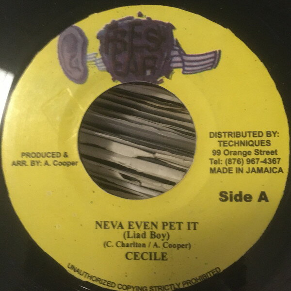 ・アーティスト Ce'cile / Hollow Point ・タイトル Neva Even Pet It (Liad Boy) / Girls Dem Pet ・レーベル・型番 Fresh Ear NONE ・フォーマット 7インチレコード ・コンディション(盤) 良い (VG+) ・コンディション(ジャケット) ・コンディション(帯) オビなし ・特記事項 サンプル画像です。実際の商品の画像ではありません 商品写真はバーコード/カタログ番号に対応したサンプル画像ですので、お送りする商品の画像ではありません。帯やライナーなどの付属品は、特記事項に記載されている場合のみ含まれます。プロモやカラーレコードなどの仕様についても、該当する場合のみ特記事項に記載しています。 【ご購入前に必ずご確認ください】 ・本店サイト(www.recordcity.jp)とは価格、送料が違います ・本店サイト、その他支店のオーダーとは同梱発送できません ・注文確定後に別の注文を頂いた場合、注文同士の同梱は致しかねます。 ・別倉庫から発送しているため、店頭受け渡しは対応しておりません ・一部商品は他の通販サイトでも販売しているため、ご注文のタイミングによっては商品のご用意ができない場合がございます。 ・土日祝日はお休みです 金曜・祝前日9時以降のご連絡またはご入金は、返答または発送が週明け・祝日明けに順次対応となります。 ・ご購入後のキャンセル不可 ご購入後のキャンセルはいかなる理由においてもお受けできません。ご了承の上、ご購入くださいませ。 ・日本郵便(ゆうパック/ゆうメール)によるお届けになります。 ・中古品であることをご理解ください 当ストアでは中古商品を主に販売しております。中古品であることをご理解の上ご購入ください。また、一部商品はRecordCityオンラインストアで試聴可能です。 ・返品について お客様のご都合による返品は一切承っておりません。 表記の内容と実際の商品に相違がある場合、また針飛び等で返品・返金をご希望される場合は、商品の到着後1週間以内にご連絡ください。商品の返送をこちらで確認後、キャンセル・返金を行います。 コンディションVG以下の商品は返品できません。プレイに影響のない表面のこすれ傷、プレス起因のノイズ盤は返品の対象外です。 【コンディション表記】 ・ほぼ新品(M-)(Like New) 完全な新品。未使用。当店ではほぼ使用しません ・非常に良い(EX)(Excellent) 中古盤として美品な状態。わずかな経年を感じるものの傷みを感じさせない、当店基準で最高の状態 ・良い(VG+)(Very Good Plus) 丁寧に扱われた中古品で、軽い使用感がみられる。 ・可(VG)(Acceptable) 使い込まれた中古品で、「良い」よりもさらに使用感がみられる。 ・悪い(VG-)(Bad) 状態が悪いアイテム。使用の保障はなく、再生不可、針飛び、目立つノイズがあるかもしれない。状態によるクレーム不可。返品不可。 ・非常に悪い(G)(Very Bad) 「悪い」よりさらに状態が悪いアイテム。使用の保障はなく、再生不可、針飛び、目立つノイズがあるかもしれない。状態によるクレーム不可。返品不可。 ・ジャンク(Fair)(Junk/Fair) 割れている、反っている、水ダメージがある、カビ、ジャケットが分離している、ひどい書き込み、ひどい擦れなど最低の状態。使用の保障はなく、再生不可、針飛び、目立つノイズがあるかもしれない。状態によるクレーム不可。返品不可。 ・ジャンク(Poor)(Junk/Poor) 割れている、反っている、水ダメージがある、カビ、ジャケットが分離している、ひどい書き込み、ひどい擦れなど最低の状態。使用の保障はなく、再生不可、針飛び、目立つノイズがあるかもしれない。状態によるクレーム不可。返品不可。