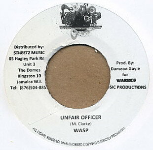 ・アーティスト Wasp ・タイトル Unfair Officer ・レーベル・型番 Warrior Music Production NONE ・フォーマット 7インチレコード ・コンディション(盤) 良い (VG+) ・コンディション(ジャケット) ・コンディション(帯) オビなし ・特記事項 サンプル画像です。実際の商品の画像ではありません 商品写真はバーコード/カタログ番号に対応したサンプル画像ですので、お送りする商品の画像ではありません。帯やライナーなどの付属品は、特記事項に記載されている場合のみ含まれます。プロモやカラーレコードなどの仕様についても、該当する場合のみ特記事項に記載しています。 【ご購入前に必ずご確認ください】 ・本店サイト(www.recordcity.jp)とは価格、送料が違います ・本店サイト、その他支店のオーダーとは同梱発送できません ・注文確定後に別の注文を頂いた場合、注文同士の同梱は致しかねます。 ・別倉庫から発送しているため、店頭受け渡しは対応しておりません ・一部商品は他の通販サイトでも販売しているため、ご注文のタイミングによっては商品のご用意ができない場合がございます。 ・土日祝日はお休みです 金曜・祝前日9時以降のご連絡またはご入金は、返答または発送が週明け・祝日明けに順次対応となります。 ・ご購入後のキャンセル不可 ご購入後のキャンセルはいかなる理由においてもお受けできません。ご了承の上、ご購入くださいませ。 ・日本郵便(ゆうパック/ゆうメール)によるお届けになります。 ・中古品であることをご理解ください 当ストアでは中古商品を主に販売しております。中古品であることをご理解の上ご購入ください。また、一部商品はRecordCityオンラインストアで試聴可能です。 ・返品について お客様のご都合による返品は一切承っておりません。 表記の内容と実際の商品に相違がある場合、また針飛び等で返品・返金をご希望される場合は、商品の到着後1週間以内にご連絡ください。商品の返送をこちらで確認後、キャンセル・返金を行います。 コンディションVG以下の商品は返品できません。プレイに影響のない表面のこすれ傷、プレス起因のノイズ盤は返品の対象外です。 【コンディション表記】 ・ほぼ新品(M-)(Like New) 完全な新品。未使用。当店ではほぼ使用しません ・非常に良い(EX)(Excellent) 中古盤として美品な状態。わずかな経年を感じるものの傷みを感じさせない、当店基準で最高の状態 ・良い(VG+)(Very Good Plus) 丁寧に扱われた中古品で、軽い使用感がみられる。 ・可(VG)(Acceptable) 使い込まれた中古品で、「良い」よりもさらに使用感がみられる。 ・悪い(VG-)(Bad) 状態が悪いアイテム。使用の保障はなく、再生不可、針飛び、目立つノイズがあるかもしれない。状態によるクレーム不可。返品不可。 ・非常に悪い(G)(Very Bad) 「悪い」よりさらに状態が悪いアイテム。使用の保障はなく、再生不可、針飛び、目立つノイズがあるかもしれない。状態によるクレーム不可。返品不可。 ・ジャンク(Fair)(Junk/Fair) 割れている、反っている、水ダメージがある、カビ、ジャケットが分離している、ひどい書き込み、ひどい擦れなど最低の状態。使用の保障はなく、再生不可、針飛び、目立つノイズがあるかもしれない。状態によるクレーム不可。返品不可。 ・ジャンク(Poor)(Junk/Poor) 割れている、反っている、水ダメージがある、カビ、ジャケットが分離している、ひどい書き込み、ひどい擦れなど最低の状態。使用の保障はなく、再生不可、針飛び、目立つノイズがあるかもしれない。状態によるクレーム不可。返品不可。