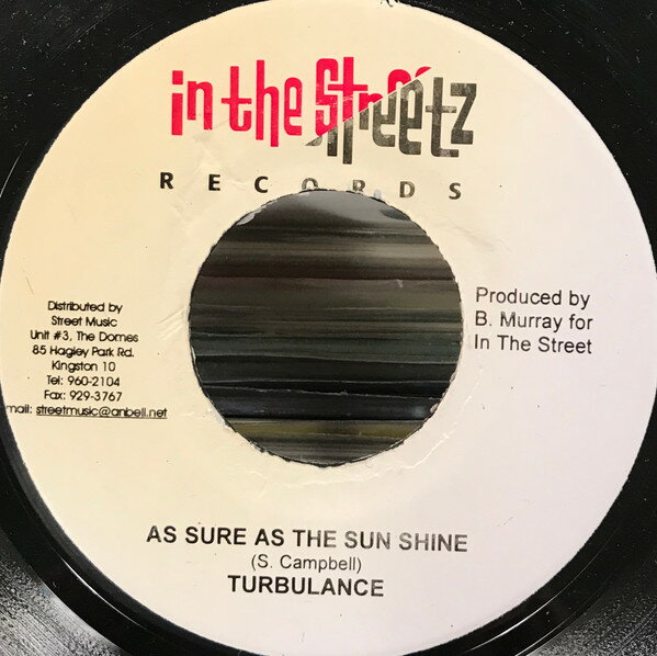 ・アーティスト Turbulence ・タイトル As Sure As The Sun Shine ・レーベル・型番 In The Streetz Records NONE ・フォーマット 7インチレコード ・コンディション(盤) 良い (VG+) ・コンディション(ジャケット) ・コンディション(帯) オビなし ・特記事項 サンプル画像です。実際の商品の画像ではありません 商品写真はバーコード/カタログ番号に対応したサンプル画像ですので、お送りする商品の画像ではありません。帯やライナーなどの付属品は、特記事項に記載されている場合のみ含まれます。プロモやカラーレコードなどの仕様についても、該当する場合のみ特記事項に記載しています。 【ご購入前に必ずご確認ください】 ・本店サイト(www.recordcity.jp)とは価格、送料が違います ・本店サイト、その他支店のオーダーとは同梱発送できません ・注文確定後に別の注文を頂いた場合、注文同士の同梱は致しかねます。 ・別倉庫から発送しているため、店頭受け渡しは対応しておりません ・一部商品は他の通販サイトでも販売しているため、ご注文のタイミングによっては商品のご用意ができない場合がございます。 ・土日祝日はお休みです 金曜・祝前日9時以降のご連絡またはご入金は、返答または発送が週明け・祝日明けに順次対応となります。 ・ご購入後のキャンセル不可 ご購入後のキャンセルはいかなる理由においてもお受けできません。ご了承の上、ご購入くださいませ。 ・日本郵便(ゆうパック/ゆうメール)によるお届けになります。 ・中古品であることをご理解ください 当ストアでは中古商品を主に販売しております。中古品であることをご理解の上ご購入ください。また、一部商品はRecordCityオンラインストアで試聴可能です。 ・返品について お客様のご都合による返品は一切承っておりません。 表記の内容と実際の商品に相違がある場合、また針飛び等で返品・返金をご希望される場合は、商品の到着後1週間以内にご連絡ください。商品の返送をこちらで確認後、キャンセル・返金を行います。 コンディションVG以下の商品は返品できません。プレイに影響のない表面のこすれ傷、プレス起因のノイズ盤は返品の対象外です。 【コンディション表記】 ・ほぼ新品(M-)(Like New) 完全な新品。未使用。当店ではほぼ使用しません ・非常に良い(EX)(Excellent) 中古盤として美品な状態。わずかな経年を感じるものの傷みを感じさせない、当店基準で最高の状態 ・良い(VG+)(Very Good Plus) 丁寧に扱われた中古品で、軽い使用感がみられる。 ・可(VG)(Acceptable) 使い込まれた中古品で、「良い」よりもさらに使用感がみられる。 ・悪い(VG-)(Bad) 状態が悪いアイテム。使用の保障はなく、再生不可、針飛び、目立つノイズがあるかもしれない。状態によるクレーム不可。返品不可。 ・非常に悪い(G)(Very Bad) 「悪い」よりさらに状態が悪いアイテム。使用の保障はなく、再生不可、針飛び、目立つノイズがあるかもしれない。状態によるクレーム不可。返品不可。 ・ジャンク(Fair)(Junk/Fair) 割れている、反っている、水ダメージがある、カビ、ジャケットが分離している、ひどい書き込み、ひどい擦れなど最低の状態。使用の保障はなく、再生不可、針飛び、目立つノイズがあるかもしれない。状態によるクレーム不可。返品不可。 ・ジャンク(Poor)(Junk/Poor) 割れている、反っている、水ダメージがある、カビ、ジャケットが分離している、ひどい書き込み、ひどい擦れなど最低の状態。使用の保障はなく、再生不可、針飛び、目立つノイズがあるかもしれない。状態によるクレーム不可。返品不可。