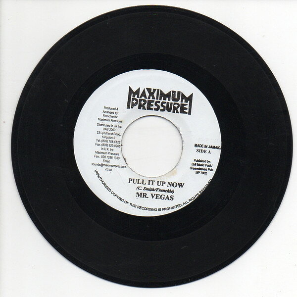 ・アーティスト Mr. Vegas ・タイトル Pull It Up Now ・レーベル・型番 Maximum Pressure MP7002 ・フォーマット 7インチレコード ・コンディション(盤) 良い (VG+) ・コンディション(ジャケット) ・コンディション(帯) オビなし ・特記事項 サンプル画像です。実際の商品の画像ではありません 商品写真はバーコード/カタログ番号に対応したサンプル画像ですので、お送りする商品の画像ではありません。帯やライナーなどの付属品は、特記事項に記載されている場合のみ含まれます。プロモやカラーレコードなどの仕様についても、該当する場合のみ特記事項に記載しています。 【ご購入前に必ずご確認ください】 ・本店サイト(www.recordcity.jp)とは価格、送料が違います ・本店サイト、その他支店のオーダーとは同梱発送できません ・注文確定後に別の注文を頂いた場合、注文同士の同梱は致しかねます。 ・別倉庫から発送しているため、店頭受け渡しは対応しておりません ・一部商品は他の通販サイトでも販売しているため、ご注文のタイミングによっては商品のご用意ができない場合がございます。 ・土日祝日はお休みです 金曜・祝前日9時以降のご連絡またはご入金は、返答または発送が週明け・祝日明けに順次対応となります。 ・ご購入後のキャンセル不可 ご購入後のキャンセルはいかなる理由においてもお受けできません。ご了承の上、ご購入くださいませ。 ・日本郵便(ゆうパック/ゆうメール)によるお届けになります。 ・中古品であることをご理解ください 当ストアでは中古商品を主に販売しております。中古品であることをご理解の上ご購入ください。また、一部商品はRecordCityオンラインストアで試聴可能です。 ・返品について お客様のご都合による返品は一切承っておりません。 表記の内容と実際の商品に相違がある場合、また針飛び等で返品・返金をご希望される場合は、商品の到着後1週間以内にご連絡ください。商品の返送をこちらで確認後、キャンセル・返金を行います。 コンディションVG以下の商品は返品できません。プレイに影響のない表面のこすれ傷、プレス起因のノイズ盤は返品の対象外です。 【コンディション表記】 ・ほぼ新品(M-)(Like New) 完全な新品。未使用。当店ではほぼ使用しません ・非常に良い(EX)(Excellent) 中古盤として美品な状態。わずかな経年を感じるものの傷みを感じさせない、当店基準で最高の状態 ・良い(VG+)(Very Good Plus) 丁寧に扱われた中古品で、軽い使用感がみられる。 ・可(VG)(Acceptable) 使い込まれた中古品で、「良い」よりもさらに使用感がみられる。 ・悪い(VG-)(Bad) 状態が悪いアイテム。使用の保障はなく、再生不可、針飛び、目立つノイズがあるかもしれない。状態によるクレーム不可。返品不可。 ・非常に悪い(G)(Very Bad) 「悪い」よりさらに状態が悪いアイテム。使用の保障はなく、再生不可、針飛び、目立つノイズがあるかもしれない。状態によるクレーム不可。返品不可。 ・ジャンク(Fair)(Junk/Fair) 割れている、反っている、水ダメージがある、カビ、ジャケットが分離している、ひどい書き込み、ひどい擦れなど最低の状態。使用の保障はなく、再生不可、針飛び、目立つノイズがあるかもしれない。状態によるクレーム不可。返品不可。 ・ジャンク(Poor)(Junk/Poor) 割れている、反っている、水ダメージがある、カビ、ジャケットが分離している、ひどい書き込み、ひどい擦れなど最低の状態。使用の保障はなく、再生不可、針飛び、目立つノイズがあるかもしれない。状態によるクレーム不可。返品不可。
