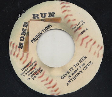 ・アーティスト Anthony Cruz ・タイトル Give It To Her ・レーベル・型番 Home Run Productions NONE ・フォーマット 7インチレコード ・コンディション(盤) 良い (VG+) ・コンディション(ジャケット) ・コンディション(帯) オビなし ・特記事項 【レーベルにシール付着】 サンプル画像です。実際の商品の画像ではありません 商品写真はバーコード/カタログ番号に対応したサンプル画像ですので、お送りする商品の画像ではありません。帯やライナーなどの付属品は、特記事項に記載されている場合のみ含まれます。プロモやカラーレコードなどの仕様についても、該当する場合のみ特記事項に記載しています。 【ご購入前に必ずご確認ください】 ・本店サイト(www.recordcity.jp)とは価格、送料が違います ・本店サイト、その他支店のオーダーとは同梱発送できません ・注文確定後に別の注文を頂いた場合、注文同士の同梱は致しかねます。 ・別倉庫から発送しているため、店頭受け渡しは対応しておりません ・一部商品は他の通販サイトでも販売しているため、ご注文のタイミングによっては商品のご用意ができない場合がございます。 ・土日祝日はお休みです 金曜・祝前日9時以降のご連絡またはご入金は、返答または発送が週明け・祝日明けに順次対応となります。 ・ご購入後のキャンセル不可 ご購入後のキャンセルはいかなる理由においてもお受けできません。ご了承の上、ご購入くださいませ。 ・日本郵便(ゆうパック/ゆうメール)によるお届けになります。 ・中古品であることをご理解ください 当ストアでは中古商品を主に販売しております。中古品であることをご理解の上ご購入ください。また、一部商品はRecordCityオンラインストアで試聴可能です。 ・返品について お客様のご都合による返品は一切承っておりません。 表記の内容と実際の商品に相違がある場合、また針飛び等で返品・返金をご希望される場合は、商品の到着後1週間以内にご連絡ください。商品の返送をこちらで確認後、キャンセル・返金を行います。 コンディションVG以下の商品は返品できません。プレイに影響のない表面のこすれ傷、プレス起因のノイズ盤は返品の対象外です。 【コンディション表記】 ・ほぼ新品(M-)(Like New) 完全な新品。未使用。当店ではほぼ使用しません ・非常に良い(EX)(Excellent) 中古盤として美品な状態。わずかな経年を感じるものの傷みを感じさせない、当店基準で最高の状態 ・良い(VG+)(Very Good Plus) 丁寧に扱われた中古品で、軽い使用感がみられる。 ・可(VG)(Acceptable) 使い込まれた中古品で、「良い」よりもさらに使用感がみられる。 ・悪い(VG-)(Bad) 状態が悪いアイテム。使用の保障はなく、再生不可、針飛び、目立つノイズがあるかもしれない。状態によるクレーム不可。返品不可。 ・非常に悪い(G)(Very Bad) 「悪い」よりさらに状態が悪いアイテム。使用の保障はなく、再生不可、針飛び、目立つノイズがあるかもしれない。状態によるクレーム不可。返品不可。 ・ジャンク(Fair)(Junk/Fair) 割れている、反っている、水ダメージがある、カビ、ジャケットが分離している、ひどい書き込み、ひどい擦れなど最低の状態。使用の保障はなく、再生不可、針飛び、目立つノイズがあるかもしれない。状態によるクレーム不可。返品不可。 ・ジャンク(Poor)(Junk/Poor) 割れている、反っている、水ダメージがある、カビ、ジャケットが分離している、ひどい書き込み、ひどい擦れなど最低の状態。使用の保障はなく、再生不可、針飛び、目立つノイズがあるかもしれない。状態によるクレーム不可。返品不可。