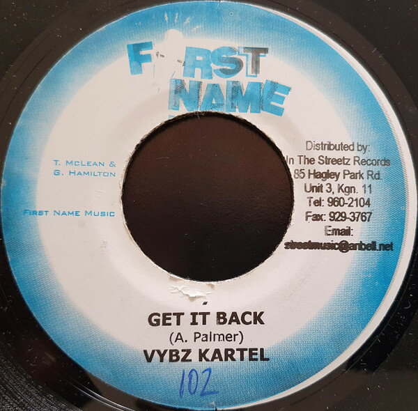 ・アーティスト Vybz Kartel ・タイトル Get It Back ・レーベル・型番 First Name Music NONE ・フォーマット 7インチレコード ・コンディション(盤) 良い (VG+) ・コンディション(ジャケット) ・コンディション(帯) オビなし ・特記事項 サンプル画像です。実際の商品の画像ではありません 商品写真はバーコード/カタログ番号に対応したサンプル画像ですので、お送りする商品の画像ではありません。帯やライナーなどの付属品は、特記事項に記載されている場合のみ含まれます。プロモやカラーレコードなどの仕様についても、該当する場合のみ特記事項に記載しています。 【ご購入前に必ずご確認ください】 ・本店サイト(www.recordcity.jp)とは価格、送料が違います ・本店サイト、その他支店のオーダーとは同梱発送できません ・注文確定後に別の注文を頂いた場合、注文同士の同梱は致しかねます。 ・別倉庫から発送しているため、店頭受け渡しは対応しておりません ・一部商品は他の通販サイトでも販売しているため、ご注文のタイミングによっては商品のご用意ができない場合がございます。 ・土日祝日はお休みです 金曜・祝前日9時以降のご連絡またはご入金は、返答または発送が週明け・祝日明けに順次対応となります。 ・ご購入後のキャンセル不可 ご購入後のキャンセルはいかなる理由においてもお受けできません。ご了承の上、ご購入くださいませ。 ・日本郵便(ゆうパック/ゆうメール)によるお届けになります。 ・中古品であることをご理解ください 当ストアでは中古商品を主に販売しております。中古品であることをご理解の上ご購入ください。また、一部商品はRecordCityオンラインストアで試聴可能です。 ・返品について お客様のご都合による返品は一切承っておりません。 表記の内容と実際の商品に相違がある場合、また針飛び等で返品・返金をご希望される場合は、商品の到着後1週間以内にご連絡ください。商品の返送をこちらで確認後、キャンセル・返金を行います。 コンディションVG以下の商品は返品できません。プレイに影響のない表面のこすれ傷、プレス起因のノイズ盤は返品の対象外です。 【コンディション表記】 ・ほぼ新品(M-)(Like New) 完全な新品。未使用。当店ではほぼ使用しません ・非常に良い(EX)(Excellent) 中古盤として美品な状態。わずかな経年を感じるものの傷みを感じさせない、当店基準で最高の状態 ・良い(VG+)(Very Good Plus) 丁寧に扱われた中古品で、軽い使用感がみられる。 ・可(VG)(Acceptable) 使い込まれた中古品で、「良い」よりもさらに使用感がみられる。 ・悪い(VG-)(Bad) 状態が悪いアイテム。使用の保障はなく、再生不可、針飛び、目立つノイズがあるかもしれない。状態によるクレーム不可。返品不可。 ・非常に悪い(G)(Very Bad) 「悪い」よりさらに状態が悪いアイテム。使用の保障はなく、再生不可、針飛び、目立つノイズがあるかもしれない。状態によるクレーム不可。返品不可。 ・ジャンク(Fair)(Junk/Fair) 割れている、反っている、水ダメージがある、カビ、ジャケットが分離している、ひどい書き込み、ひどい擦れなど最低の状態。使用の保障はなく、再生不可、針飛び、目立つノイズがあるかもしれない。状態によるクレーム不可。返品不可。 ・ジャンク(Poor)(Junk/Poor) 割れている、反っている、水ダメージがある、カビ、ジャケットが分離している、ひどい書き込み、ひどい擦れなど最低の状態。使用の保障はなく、再生不可、針飛び、目立つノイズがあるかもしれない。状態によるクレーム不可。返品不可。
