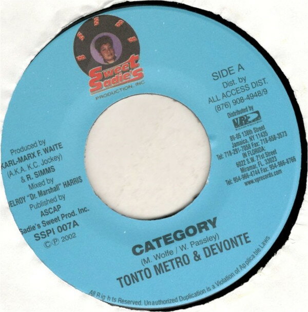 ・アーティスト Tanto Metro & Devonte ・タイトル Category ・レーベル・型番 Sweet Sadies Productions Inc. SSPI007 ・フォーマット 7インチレコード ・コンディション(盤) 良い (VG+) ・コンディション(ジャケット) ・コンディション(帯) オビなし ・特記事項 【盤に小さいキズ】 サンプル画像です。実際の商品の画像ではありません 商品写真はバーコード/カタログ番号に対応したサンプル画像ですので、お送りする商品の画像ではありません。帯やライナーなどの付属品は、特記事項に記載されている場合のみ含まれます。プロモやカラーレコードなどの仕様についても、該当する場合のみ特記事項に記載しています。 【ご購入前に必ずご確認ください】 ・本店サイト(www.recordcity.jp)とは価格、送料が違います ・本店サイト、その他支店のオーダーとは同梱発送できません ・注文確定後に別の注文を頂いた場合、注文同士の同梱は致しかねます。 ・別倉庫から発送しているため、店頭受け渡しは対応しておりません ・一部商品は他の通販サイトでも販売しているため、ご注文のタイミングによっては商品のご用意ができない場合がございます。 ・土日祝日はお休みです 金曜・祝前日9時以降のご連絡またはご入金は、返答または発送が週明け・祝日明けに順次対応となります。 ・ご購入後のキャンセル不可 ご購入後のキャンセルはいかなる理由においてもお受けできません。ご了承の上、ご購入くださいませ。 ・日本郵便(ゆうパック/ゆうメール)によるお届けになります。 ・中古品であることをご理解ください 当ストアでは中古商品を主に販売しております。中古品であることをご理解の上ご購入ください。また、一部商品はRecordCityオンラインストアで試聴可能です。 ・返品について お客様のご都合による返品は一切承っておりません。 表記の内容と実際の商品に相違がある場合、また針飛び等で返品・返金をご希望される場合は、商品の到着後1週間以内にご連絡ください。商品の返送をこちらで確認後、キャンセル・返金を行います。 コンディションVG以下の商品は返品できません。プレイに影響のない表面のこすれ傷、プレス起因のノイズ盤は返品の対象外です。 【コンディション表記】 ・ほぼ新品(M-)(Like New) 完全な新品。未使用。当店ではほぼ使用しません ・非常に良い(EX)(Excellent) 中古盤として美品な状態。わずかな経年を感じるものの傷みを感じさせない、当店基準で最高の状態 ・良い(VG+)(Very Good Plus) 丁寧に扱われた中古品で、軽い使用感がみられる。 ・可(VG)(Acceptable) 使い込まれた中古品で、「良い」よりもさらに使用感がみられる。 ・悪い(VG-)(Bad) 状態が悪いアイテム。使用の保障はなく、再生不可、針飛び、目立つノイズがあるかもしれない。状態によるクレーム不可。返品不可。 ・非常に悪い(G)(Very Bad) 「悪い」よりさらに状態が悪いアイテム。使用の保障はなく、再生不可、針飛び、目立つノイズがあるかもしれない。状態によるクレーム不可。返品不可。 ・ジャンク(Fair)(Junk/Fair) 割れている、反っている、水ダメージがある、カビ、ジャケットが分離している、ひどい書き込み、ひどい擦れなど最低の状態。使用の保障はなく、再生不可、針飛び、目立つノイズがあるかもしれない。状態によるクレーム不可。返品不可。 ・ジャンク(Poor)(Junk/Poor) 割れている、反っている、水ダメージがある、カビ、ジャケットが分離している、ひどい書き込み、ひどい擦れなど最低の状態。使用の保障はなく、再生不可、針飛び、目立つノイズがあるかもしれない。状態によるクレーム不可。返品不可。
