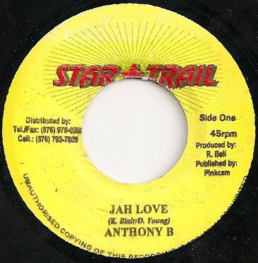 ・アーティスト Anthony B ・タイトル Jah Love ・レーベル・型番 Star Trail NONE ・フォーマット 7インチレコード ・コンディション(盤) 良い (VG+) ・コンディション(ジャケット) ・コンディション(帯) オビなし ・特記事項 サンプル画像です。実際の商品の画像ではありません 商品写真はバーコード/カタログ番号に対応したサンプル画像ですので、お送りする商品の画像ではありません。帯やライナーなどの付属品は、特記事項に記載されている場合のみ含まれます。プロモやカラーレコードなどの仕様についても、該当する場合のみ特記事項に記載しています。 【ご購入前に必ずご確認ください】 ・本店サイト(www.recordcity.jp)とは価格、送料が違います ・本店サイト、その他支店のオーダーとは同梱発送できません ・注文確定後に別の注文を頂いた場合、注文同士の同梱は致しかねます。 ・別倉庫から発送しているため、店頭受け渡しは対応しておりません ・一部商品は他の通販サイトでも販売しているため、ご注文のタイミングによっては商品のご用意ができない場合がございます。 ・土日祝日はお休みです 金曜・祝前日9時以降のご連絡またはご入金は、返答または発送が週明け・祝日明けに順次対応となります。 ・ご購入後のキャンセル不可 ご購入後のキャンセルはいかなる理由においてもお受けできません。ご了承の上、ご購入くださいませ。 ・日本郵便(ゆうパック/ゆうメール)によるお届けになります。 ・中古品であることをご理解ください 当ストアでは中古商品を主に販売しております。中古品であることをご理解の上ご購入ください。また、一部商品はRecordCityオンラインストアで試聴可能です。 ・返品について お客様のご都合による返品は一切承っておりません。 表記の内容と実際の商品に相違がある場合、また針飛び等で返品・返金をご希望される場合は、商品の到着後1週間以内にご連絡ください。商品の返送をこちらで確認後、キャンセル・返金を行います。 コンディションVG以下の商品は返品できません。プレイに影響のない表面のこすれ傷、プレス起因のノイズ盤は返品の対象外です。 【コンディション表記】 ・ほぼ新品(M-)(Like New) 完全な新品。未使用。当店ではほぼ使用しません ・非常に良い(EX)(Excellent) 中古盤として美品な状態。わずかな経年を感じるものの傷みを感じさせない、当店基準で最高の状態 ・良い(VG+)(Very Good Plus) 丁寧に扱われた中古品で、軽い使用感がみられる。 ・可(VG)(Acceptable) 使い込まれた中古品で、「良い」よりもさらに使用感がみられる。 ・悪い(VG-)(Bad) 状態が悪いアイテム。使用の保障はなく、再生不可、針飛び、目立つノイズがあるかもしれない。状態によるクレーム不可。返品不可。 ・非常に悪い(G)(Very Bad) 「悪い」よりさらに状態が悪いアイテム。使用の保障はなく、再生不可、針飛び、目立つノイズがあるかもしれない。状態によるクレーム不可。返品不可。 ・ジャンク(Fair)(Junk/Fair) 割れている、反っている、水ダメージがある、カビ、ジャケットが分離している、ひどい書き込み、ひどい擦れなど最低の状態。使用の保障はなく、再生不可、針飛び、目立つノイズがあるかもしれない。状態によるクレーム不可。返品不可。 ・ジャンク(Poor)(Junk/Poor) 割れている、反っている、水ダメージがある、カビ、ジャケットが分離している、ひどい書き込み、ひどい擦れなど最低の状態。使用の保障はなく、再生不可、針飛び、目立つノイズがあるかもしれない。状態によるクレーム不可。返品不可。