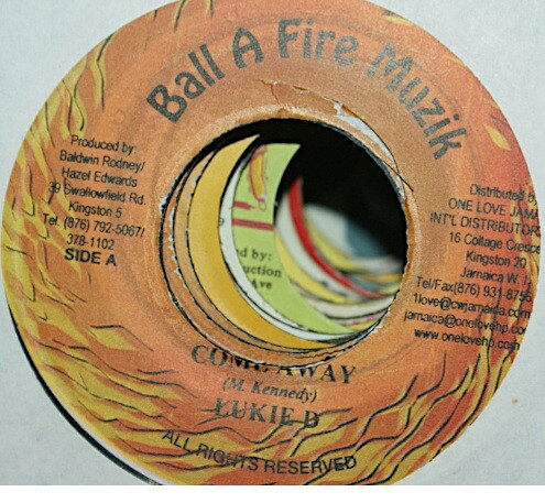 ・アーティスト Lukie D ・タイトル Come Away ・レーベル・型番 Ball A Fire Muzik NONE ・フォーマット 7インチレコード ・コンディション(盤) 良い (VG+) ・コンディション(ジャケット) ・コンディション(帯) オビなし ・特記事項 サンプル画像です。実際の商品の画像ではありません 商品写真はバーコード/カタログ番号に対応したサンプル画像ですので、お送りする商品の画像ではありません。帯やライナーなどの付属品は、特記事項に記載されている場合のみ含まれます。プロモやカラーレコードなどの仕様についても、該当する場合のみ特記事項に記載しています。 【ご購入前に必ずご確認ください】 ・本店サイト(www.recordcity.jp)とは価格、送料が違います ・本店サイト、その他支店のオーダーとは同梱発送できません ・注文確定後に別の注文を頂いた場合、注文同士の同梱は致しかねます。 ・別倉庫から発送しているため、店頭受け渡しは対応しておりません ・一部商品は他の通販サイトでも販売しているため、ご注文のタイミングによっては商品のご用意ができない場合がございます。 ・土日祝日はお休みです 金曜・祝前日9時以降のご連絡またはご入金は、返答または発送が週明け・祝日明けに順次対応となります。 ・ご購入後のキャンセル不可 ご購入後のキャンセルはいかなる理由においてもお受けできません。ご了承の上、ご購入くださいませ。 ・日本郵便(ゆうパック/ゆうメール)によるお届けになります。 ・中古品であることをご理解ください 当ストアでは中古商品を主に販売しております。中古品であることをご理解の上ご購入ください。また、一部商品はRecordCityオンラインストアで試聴可能です。 ・返品について お客様のご都合による返品は一切承っておりません。 表記の内容と実際の商品に相違がある場合、また針飛び等で返品・返金をご希望される場合は、商品の到着後1週間以内にご連絡ください。商品の返送をこちらで確認後、キャンセル・返金を行います。 コンディションVG以下の商品は返品できません。プレイに影響のない表面のこすれ傷、プレス起因のノイズ盤は返品の対象外です。 【コンディション表記】 ・ほぼ新品(M-)(Like New) 完全な新品。未使用。当店ではほぼ使用しません ・非常に良い(EX)(Excellent) 中古盤として美品な状態。わずかな経年を感じるものの傷みを感じさせない、当店基準で最高の状態 ・良い(VG+)(Very Good Plus) 丁寧に扱われた中古品で、軽い使用感がみられる。 ・可(VG)(Acceptable) 使い込まれた中古品で、「良い」よりもさらに使用感がみられる。 ・悪い(VG-)(Bad) 状態が悪いアイテム。使用の保障はなく、再生不可、針飛び、目立つノイズがあるかもしれない。状態によるクレーム不可。返品不可。 ・非常に悪い(G)(Very Bad) 「悪い」よりさらに状態が悪いアイテム。使用の保障はなく、再生不可、針飛び、目立つノイズがあるかもしれない。状態によるクレーム不可。返品不可。 ・ジャンク(Fair)(Junk/Fair) 割れている、反っている、水ダメージがある、カビ、ジャケットが分離している、ひどい書き込み、ひどい擦れなど最低の状態。使用の保障はなく、再生不可、針飛び、目立つノイズがあるかもしれない。状態によるクレーム不可。返品不可。 ・ジャンク(Poor)(Junk/Poor) 割れている、反っている、水ダメージがある、カビ、ジャケットが分離している、ひどい書き込み、ひどい擦れなど最低の状態。使用の保障はなく、再生不可、針飛び、目立つノイズがあるかもしれない。状態によるクレーム不可。返品不可。