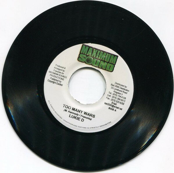 ・アーティスト Lukie D ・タイトル Too Many Wars ・レーベル・型番 Maximum Sound NONE ・フォーマット 7インチレコード ・コンディション(盤) 良い (VG+) ・コンディション(ジャケット) ・コンディション(帯) オビなし ・特記事項 サンプル画像です。実際の商品の画像ではありません 商品写真はバーコード/カタログ番号に対応したサンプル画像ですので、お送りする商品の画像ではありません。帯やライナーなどの付属品は、特記事項に記載されている場合のみ含まれます。プロモやカラーレコードなどの仕様についても、該当する場合のみ特記事項に記載しています。 【ご購入前に必ずご確認ください】 ・本店サイト(www.recordcity.jp)とは価格、送料が違います ・本店サイト、その他支店のオーダーとは同梱発送できません ・注文確定後に別の注文を頂いた場合、注文同士の同梱は致しかねます。 ・別倉庫から発送しているため、店頭受け渡しは対応しておりません ・一部商品は他の通販サイトでも販売しているため、ご注文のタイミングによっては商品のご用意ができない場合がございます。 ・土日祝日はお休みです 金曜・祝前日9時以降のご連絡またはご入金は、返答または発送が週明け・祝日明けに順次対応となります。 ・ご購入後のキャンセル不可 ご購入後のキャンセルはいかなる理由においてもお受けできません。ご了承の上、ご購入くださいませ。 ・日本郵便(ゆうパック/ゆうメール)によるお届けになります。 ・中古品であることをご理解ください 当ストアでは中古商品を主に販売しております。中古品であることをご理解の上ご購入ください。また、一部商品はRecordCityオンラインストアで試聴可能です。 ・返品について お客様のご都合による返品は一切承っておりません。 表記の内容と実際の商品に相違がある場合、また針飛び等で返品・返金をご希望される場合は、商品の到着後1週間以内にご連絡ください。商品の返送をこちらで確認後、キャンセル・返金を行います。 コンディションVG以下の商品は返品できません。プレイに影響のない表面のこすれ傷、プレス起因のノイズ盤は返品の対象外です。 【コンディション表記】 ・ほぼ新品(M-)(Like New) 完全な新品。未使用。当店ではほぼ使用しません ・非常に良い(EX)(Excellent) 中古盤として美品な状態。わずかな経年を感じるものの傷みを感じさせない、当店基準で最高の状態 ・良い(VG+)(Very Good Plus) 丁寧に扱われた中古品で、軽い使用感がみられる。 ・可(VG)(Acceptable) 使い込まれた中古品で、「良い」よりもさらに使用感がみられる。 ・悪い(VG-)(Bad) 状態が悪いアイテム。使用の保障はなく、再生不可、針飛び、目立つノイズがあるかもしれない。状態によるクレーム不可。返品不可。 ・非常に悪い(G)(Very Bad) 「悪い」よりさらに状態が悪いアイテム。使用の保障はなく、再生不可、針飛び、目立つノイズがあるかもしれない。状態によるクレーム不可。返品不可。 ・ジャンク(Fair)(Junk/Fair) 割れている、反っている、水ダメージがある、カビ、ジャケットが分離している、ひどい書き込み、ひどい擦れなど最低の状態。使用の保障はなく、再生不可、針飛び、目立つノイズがあるかもしれない。状態によるクレーム不可。返品不可。 ・ジャンク(Poor)(Junk/Poor) 割れている、反っている、水ダメージがある、カビ、ジャケットが分離している、ひどい書き込み、ひどい擦れなど最低の状態。使用の保障はなく、再生不可、針飛び、目立つノイズがあるかもしれない。状態によるクレーム不可。返品不可。