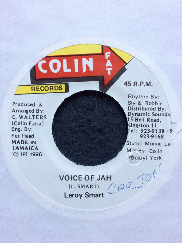 ・アーティスト Leroy Smart ・タイトル Voice Of Jah ・レーベル・型番 Colin Fat Records NONE ・フォーマット 7インチレコード ・コンディション(盤) 良い (VG+) ・コンディション(ジャケット) ・コンディション(帯) オビなし ・特記事項 【レーベルにシール付着】 サンプル画像です。実際の商品の画像ではありません 商品写真はバーコード/カタログ番号に対応したサンプル画像ですので、お送りする商品の画像ではありません。帯やライナーなどの付属品は、特記事項に記載されている場合のみ含まれます。プロモやカラーレコードなどの仕様についても、該当する場合のみ特記事項に記載しています。 【ご購入前に必ずご確認ください】 ・本店サイト(www.recordcity.jp)とは価格、送料が違います ・本店サイト、その他支店のオーダーとは同梱発送できません ・注文確定後に別の注文を頂いた場合、注文同士の同梱は致しかねます。 ・別倉庫から発送しているため、店頭受け渡しは対応しておりません ・一部商品は他の通販サイトでも販売しているため、ご注文のタイミングによっては商品のご用意ができない場合がございます。 ・土日祝日はお休みです 金曜・祝前日9時以降のご連絡またはご入金は、返答または発送が週明け・祝日明けに順次対応となります。 ・ご購入後のキャンセル不可 ご購入後のキャンセルはいかなる理由においてもお受けできません。ご了承の上、ご購入くださいませ。 ・日本郵便(ゆうパック/ゆうメール)によるお届けになります。 ・中古品であることをご理解ください 当ストアでは中古商品を主に販売しております。中古品であることをご理解の上ご購入ください。また、一部商品はRecordCityオンラインストアで試聴可能です。 ・返品について お客様のご都合による返品は一切承っておりません。 表記の内容と実際の商品に相違がある場合、また針飛び等で返品・返金をご希望される場合は、商品の到着後1週間以内にご連絡ください。商品の返送をこちらで確認後、キャンセル・返金を行います。 コンディションVG以下の商品は返品できません。プレイに影響のない表面のこすれ傷、プレス起因のノイズ盤は返品の対象外です。 【コンディション表記】 ・ほぼ新品(M-)(Like New) 完全な新品。未使用。当店ではほぼ使用しません ・非常に良い(EX)(Excellent) 中古盤として美品な状態。わずかな経年を感じるものの傷みを感じさせない、当店基準で最高の状態 ・良い(VG+)(Very Good Plus) 丁寧に扱われた中古品で、軽い使用感がみられる。 ・可(VG)(Acceptable) 使い込まれた中古品で、「良い」よりもさらに使用感がみられる。 ・悪い(VG-)(Bad) 状態が悪いアイテム。使用の保障はなく、再生不可、針飛び、目立つノイズがあるかもしれない。状態によるクレーム不可。返品不可。 ・非常に悪い(G)(Very Bad) 「悪い」よりさらに状態が悪いアイテム。使用の保障はなく、再生不可、針飛び、目立つノイズがあるかもしれない。状態によるクレーム不可。返品不可。 ・ジャンク(Fair)(Junk/Fair) 割れている、反っている、水ダメージがある、カビ、ジャケットが分離している、ひどい書き込み、ひどい擦れなど最低の状態。使用の保障はなく、再生不可、針飛び、目立つノイズがあるかもしれない。状態によるクレーム不可。返品不可。 ・ジャンク(Poor)(Junk/Poor) 割れている、反っている、水ダメージがある、カビ、ジャケットが分離している、ひどい書き込み、ひどい擦れなど最低の状態。使用の保障はなく、再生不可、針飛び、目立つノイズがあるかもしれない。状態によるクレーム不可。返品不可。