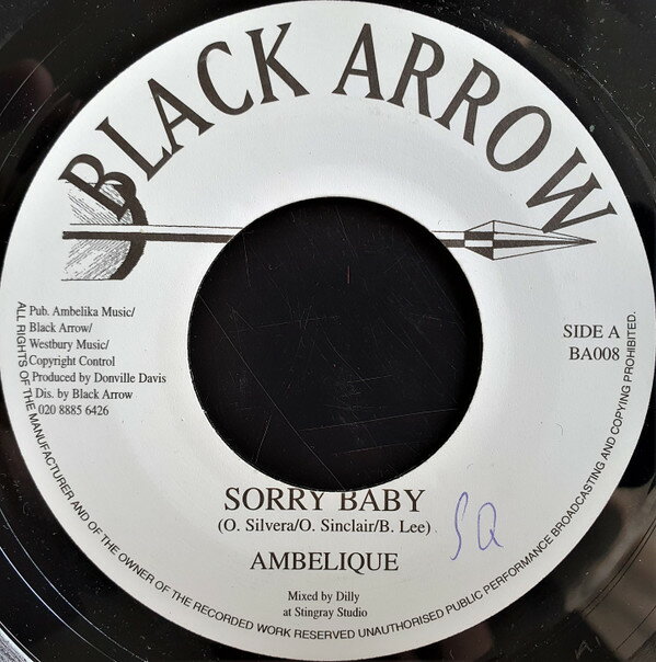 ・アーティスト Ambelique ・タイトル Sorry Baby ・レーベル・型番 Black Arrow Records BA008 ・フォーマット 7インチレコード ・コンディション(盤) 良い (VG+) ・コンディション(ジャケット) ・コンディション(帯) オビなし ・特記事項 サンプル画像です。実際の商品の画像ではありません 商品写真はバーコード/カタログ番号に対応したサンプル画像ですので、お送りする商品の画像ではありません。帯やライナーなどの付属品は、特記事項に記載されている場合のみ含まれます。プロモやカラーレコードなどの仕様についても、該当する場合のみ特記事項に記載しています。 【ご購入前に必ずご確認ください】 ・本店サイト(www.recordcity.jp)とは価格、送料が違います ・本店サイト、その他支店のオーダーとは同梱発送できません ・注文確定後に別の注文を頂いた場合、注文同士の同梱は致しかねます。 ・別倉庫から発送しているため、店頭受け渡しは対応しておりません ・一部商品は他の通販サイトでも販売しているため、ご注文のタイミングによっては商品のご用意ができない場合がございます。 ・土日祝日はお休みです 金曜・祝前日9時以降のご連絡またはご入金は、返答または発送が週明け・祝日明けに順次対応となります。 ・ご購入後のキャンセル不可 ご購入後のキャンセルはいかなる理由においてもお受けできません。ご了承の上、ご購入くださいませ。 ・日本郵便(ゆうパック/ゆうメール)によるお届けになります。 ・中古品であることをご理解ください 当ストアでは中古商品を主に販売しております。中古品であることをご理解の上ご購入ください。また、一部商品はRecordCityオンラインストアで試聴可能です。 ・返品について お客様のご都合による返品は一切承っておりません。 表記の内容と実際の商品に相違がある場合、また針飛び等で返品・返金をご希望される場合は、商品の到着後1週間以内にご連絡ください。商品の返送をこちらで確認後、キャンセル・返金を行います。 コンディションVG以下の商品は返品できません。プレイに影響のない表面のこすれ傷、プレス起因のノイズ盤は返品の対象外です。 【コンディション表記】 ・ほぼ新品(M-)(Like New) 完全な新品。未使用。当店ではほぼ使用しません ・非常に良い(EX)(Excellent) 中古盤として美品な状態。わずかな経年を感じるものの傷みを感じさせない、当店基準で最高の状態 ・良い(VG+)(Very Good Plus) 丁寧に扱われた中古品で、軽い使用感がみられる。 ・可(VG)(Acceptable) 使い込まれた中古品で、「良い」よりもさらに使用感がみられる。 ・悪い(VG-)(Bad) 状態が悪いアイテム。使用の保障はなく、再生不可、針飛び、目立つノイズがあるかもしれない。状態によるクレーム不可。返品不可。 ・非常に悪い(G)(Very Bad) 「悪い」よりさらに状態が悪いアイテム。使用の保障はなく、再生不可、針飛び、目立つノイズがあるかもしれない。状態によるクレーム不可。返品不可。 ・ジャンク(Fair)(Junk/Fair) 割れている、反っている、水ダメージがある、カビ、ジャケットが分離している、ひどい書き込み、ひどい擦れなど最低の状態。使用の保障はなく、再生不可、針飛び、目立つノイズがあるかもしれない。状態によるクレーム不可。返品不可。 ・ジャンク(Poor)(Junk/Poor) 割れている、反っている、水ダメージがある、カビ、ジャケットが分離している、ひどい書き込み、ひどい擦れなど最低の状態。使用の保障はなく、再生不可、針飛び、目立つノイズがあるかもしれない。状態によるクレーム不可。返品不可。