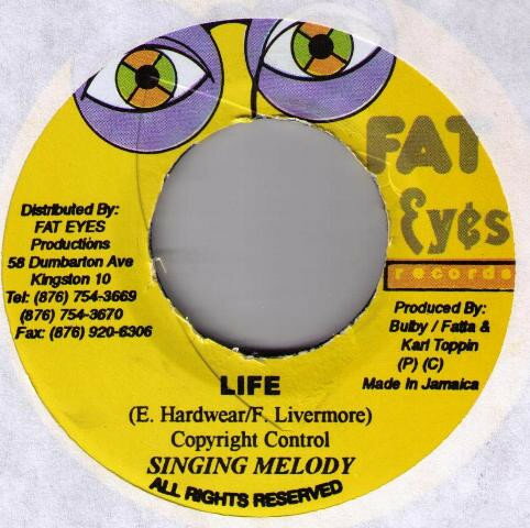 ・アーティスト Singing Melody ・タイトル Life ・レーベル・型番 Fat Eyes Records NONE ・フォーマット 7インチレコード ・コンディション(盤) 良い (VG+) ・コンディション(ジャケット) ・コンディション(帯) オビなし ・特記事項 サンプル画像です。実際の商品の画像ではありません 商品写真はバーコード/カタログ番号に対応したサンプル画像ですので、お送りする商品の画像ではありません。帯やライナーなどの付属品は、特記事項に記載されている場合のみ含まれます。プロモやカラーレコードなどの仕様についても、該当する場合のみ特記事項に記載しています。 【ご購入前に必ずご確認ください】 ・本店サイト(www.recordcity.jp)とは価格、送料が違います ・本店サイト、その他支店のオーダーとは同梱発送できません ・注文確定後に別の注文を頂いた場合、注文同士の同梱は致しかねます。 ・別倉庫から発送しているため、店頭受け渡しは対応しておりません ・一部商品は他の通販サイトでも販売しているため、ご注文のタイミングによっては商品のご用意ができない場合がございます。 ・土日祝日はお休みです 金曜・祝前日9時以降のご連絡またはご入金は、返答または発送が週明け・祝日明けに順次対応となります。 ・ご購入後のキャンセル不可 ご購入後のキャンセルはいかなる理由においてもお受けできません。ご了承の上、ご購入くださいませ。 ・日本郵便(ゆうパック/ゆうメール)によるお届けになります。 ・中古品であることをご理解ください 当ストアでは中古商品を主に販売しております。中古品であることをご理解の上ご購入ください。また、一部商品はRecordCityオンラインストアで試聴可能です。 ・返品について お客様のご都合による返品は一切承っておりません。 表記の内容と実際の商品に相違がある場合、また針飛び等で返品・返金をご希望される場合は、商品の到着後1週間以内にご連絡ください。商品の返送をこちらで確認後、キャンセル・返金を行います。 コンディションVG以下の商品は返品できません。プレイに影響のない表面のこすれ傷、プレス起因のノイズ盤は返品の対象外です。 【コンディション表記】 ・ほぼ新品(M-)(Like New) 完全な新品。未使用。当店ではほぼ使用しません ・非常に良い(EX)(Excellent) 中古盤として美品な状態。わずかな経年を感じるものの傷みを感じさせない、当店基準で最高の状態 ・良い(VG+)(Very Good Plus) 丁寧に扱われた中古品で、軽い使用感がみられる。 ・可(VG)(Acceptable) 使い込まれた中古品で、「良い」よりもさらに使用感がみられる。 ・悪い(VG-)(Bad) 状態が悪いアイテム。使用の保障はなく、再生不可、針飛び、目立つノイズがあるかもしれない。状態によるクレーム不可。返品不可。 ・非常に悪い(G)(Very Bad) 「悪い」よりさらに状態が悪いアイテム。使用の保障はなく、再生不可、針飛び、目立つノイズがあるかもしれない。状態によるクレーム不可。返品不可。 ・ジャンク(Fair)(Junk/Fair) 割れている、反っている、水ダメージがある、カビ、ジャケットが分離している、ひどい書き込み、ひどい擦れなど最低の状態。使用の保障はなく、再生不可、針飛び、目立つノイズがあるかもしれない。状態によるクレーム不可。返品不可。 ・ジャンク(Poor)(Junk/Poor) 割れている、反っている、水ダメージがある、カビ、ジャケットが分離している、ひどい書き込み、ひどい擦れなど最低の状態。使用の保障はなく、再生不可、針飛び、目立つノイズがあるかもしれない。状態によるクレーム不可。返品不可。