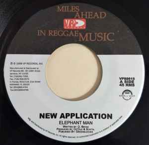 ・アーティスト Elephant Man ・タイトル New Application ・レーベル・型番 VP Records VPS8615 ・フォーマット 7インチレコード ・コンディション(盤) 良い (VG+) ・コンディション(ジャケット) ・コンディション(帯) オビなし ・特記事項 サンプル画像です。実際の商品の画像ではありません 商品写真はバーコード/カタログ番号に対応したサンプル画像ですので、お送りする商品の画像ではありません。帯やライナーなどの付属品は、特記事項に記載されている場合のみ含まれます。プロモやカラーレコードなどの仕様についても、該当する場合のみ特記事項に記載しています。 【ご購入前に必ずご確認ください】 ・本店サイト(www.recordcity.jp)とは価格、送料が違います ・本店サイト、その他支店のオーダーとは同梱発送できません ・注文確定後に別の注文を頂いた場合、注文同士の同梱は致しかねます。 ・別倉庫から発送しているため、店頭受け渡しは対応しておりません ・一部商品は他の通販サイトでも販売しているため、ご注文のタイミングによっては商品のご用意ができない場合がございます。 ・土日祝日はお休みです 金曜・祝前日9時以降のご連絡またはご入金は、返答または発送が週明け・祝日明けに順次対応となります。 ・ご購入後のキャンセル不可 ご購入後のキャンセルはいかなる理由においてもお受けできません。ご了承の上、ご購入くださいませ。 ・日本郵便(ゆうパック/ゆうメール)によるお届けになります。 ・中古品であることをご理解ください 当ストアでは中古商品を主に販売しております。中古品であることをご理解の上ご購入ください。また、一部商品はRecordCityオンラインストアで試聴可能です。 ・返品について お客様のご都合による返品は一切承っておりません。 表記の内容と実際の商品に相違がある場合、また針飛び等で返品・返金をご希望される場合は、商品の到着後1週間以内にご連絡ください。商品の返送をこちらで確認後、キャンセル・返金を行います。 コンディションVG以下の商品は返品できません。プレイに影響のない表面のこすれ傷、プレス起因のノイズ盤は返品の対象外です。 【コンディション表記】 ・ほぼ新品(M-)(Like New) 完全な新品。未使用。当店ではほぼ使用しません ・非常に良い(EX)(Excellent) 中古盤として美品な状態。わずかな経年を感じるものの傷みを感じさせない、当店基準で最高の状態 ・良い(VG+)(Very Good Plus) 丁寧に扱われた中古品で、軽い使用感がみられる。 ・可(VG)(Acceptable) 使い込まれた中古品で、「良い」よりもさらに使用感がみられる。 ・悪い(VG-)(Bad) 状態が悪いアイテム。使用の保障はなく、再生不可、針飛び、目立つノイズがあるかもしれない。状態によるクレーム不可。返品不可。 ・非常に悪い(G)(Very Bad) 「悪い」よりさらに状態が悪いアイテム。使用の保障はなく、再生不可、針飛び、目立つノイズがあるかもしれない。状態によるクレーム不可。返品不可。 ・ジャンク(Fair)(Junk/Fair) 割れている、反っている、水ダメージがある、カビ、ジャケットが分離している、ひどい書き込み、ひどい擦れなど最低の状態。使用の保障はなく、再生不可、針飛び、目立つノイズがあるかもしれない。状態によるクレーム不可。返品不可。 ・ジャンク(Poor)(Junk/Poor) 割れている、反っている、水ダメージがある、カビ、ジャケットが分離している、ひどい書き込み、ひどい擦れなど最低の状態。使用の保障はなく、再生不可、針飛び、目立つノイズがあるかもしれない。状態によるクレーム不可。返品不可。