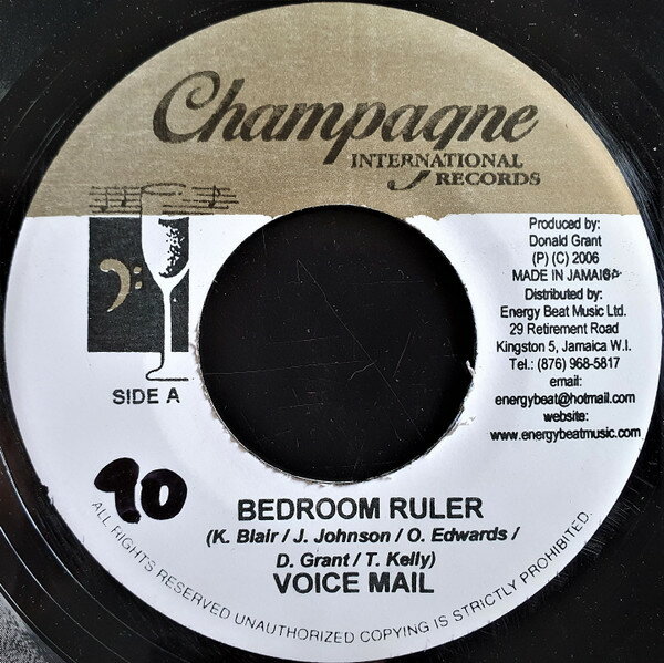 ・アーティスト Voicemail ・タイトル Bedroom Ruler ・レーベル・型番 Champagne International Records NONE ・フォーマット 7インチレコード ・コンディション(盤) 良い (VG+) ・コンディション(ジャケット) ・コンディション(帯) オビなし ・特記事項 サンプル画像です。実際の商品の画像ではありません 商品写真はバーコード/カタログ番号に対応したサンプル画像ですので、お送りする商品の画像ではありません。帯やライナーなどの付属品は、特記事項に記載されている場合のみ含まれます。プロモやカラーレコードなどの仕様についても、該当する場合のみ特記事項に記載しています。 【ご購入前に必ずご確認ください】 ・本店サイト(www.recordcity.jp)とは価格、送料が違います ・本店サイト、その他支店のオーダーとは同梱発送できません ・注文確定後に別の注文を頂いた場合、注文同士の同梱は致しかねます。 ・別倉庫から発送しているため、店頭受け渡しは対応しておりません ・一部商品は他の通販サイトでも販売しているため、ご注文のタイミングによっては商品のご用意ができない場合がございます。 ・土日祝日はお休みです 金曜・祝前日9時以降のご連絡またはご入金は、返答または発送が週明け・祝日明けに順次対応となります。 ・ご購入後のキャンセル不可 ご購入後のキャンセルはいかなる理由においてもお受けできません。ご了承の上、ご購入くださいませ。 ・日本郵便(ゆうパック/ゆうメール)によるお届けになります。 ・中古品であることをご理解ください 当ストアでは中古商品を主に販売しております。中古品であることをご理解の上ご購入ください。また、一部商品はRecordCityオンラインストアで試聴可能です。 ・返品について お客様のご都合による返品は一切承っておりません。 表記の内容と実際の商品に相違がある場合、また針飛び等で返品・返金をご希望される場合は、商品の到着後1週間以内にご連絡ください。商品の返送をこちらで確認後、キャンセル・返金を行います。 コンディションVG以下の商品は返品できません。プレイに影響のない表面のこすれ傷、プレス起因のノイズ盤は返品の対象外です。 【コンディション表記】 ・ほぼ新品(M-)(Like New) 完全な新品。未使用。当店ではほぼ使用しません ・非常に良い(EX)(Excellent) 中古盤として美品な状態。わずかな経年を感じるものの傷みを感じさせない、当店基準で最高の状態 ・良い(VG+)(Very Good Plus) 丁寧に扱われた中古品で、軽い使用感がみられる。 ・可(VG)(Acceptable) 使い込まれた中古品で、「良い」よりもさらに使用感がみられる。 ・悪い(VG-)(Bad) 状態が悪いアイテム。使用の保障はなく、再生不可、針飛び、目立つノイズがあるかもしれない。状態によるクレーム不可。返品不可。 ・非常に悪い(G)(Very Bad) 「悪い」よりさらに状態が悪いアイテム。使用の保障はなく、再生不可、針飛び、目立つノイズがあるかもしれない。状態によるクレーム不可。返品不可。 ・ジャンク(Fair)(Junk/Fair) 割れている、反っている、水ダメージがある、カビ、ジャケットが分離している、ひどい書き込み、ひどい擦れなど最低の状態。使用の保障はなく、再生不可、針飛び、目立つノイズがあるかもしれない。状態によるクレーム不可。返品不可。 ・ジャンク(Poor)(Junk/Poor) 割れている、反っている、水ダメージがある、カビ、ジャケットが分離している、ひどい書き込み、ひどい擦れなど最低の状態。使用の保障はなく、再生不可、針飛び、目立つノイズがあるかもしれない。状態によるクレーム不可。返品不可。