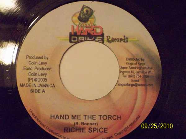 ・アーティスト Richie Spice / Ultimate Shines ・タイトル Hand Me The Torch / One Step At A Time ・レーベル・型番 Hard Drive Records (3) NONE ・フォーマット 7インチレコード ・コンディション(盤) 良い (VG+) ・コンディション(ジャケット) ・コンディション(帯) オビなし ・特記事項 サンプル画像です。実際の商品の画像ではありません 商品写真はバーコード/カタログ番号に対応したサンプル画像ですので、お送りする商品の画像ではありません。帯やライナーなどの付属品は、特記事項に記載されている場合のみ含まれます。プロモやカラーレコードなどの仕様についても、該当する場合のみ特記事項に記載しています。 【ご購入前に必ずご確認ください】 ・本店サイト(www.recordcity.jp)とは価格、送料が違います ・本店サイト、その他支店のオーダーとは同梱発送できません ・注文確定後に別の注文を頂いた場合、注文同士の同梱は致しかねます。 ・別倉庫から発送しているため、店頭受け渡しは対応しておりません ・一部商品は他の通販サイトでも販売しているため、ご注文のタイミングによっては商品のご用意ができない場合がございます。 ・土日祝日はお休みです 金曜・祝前日9時以降のご連絡またはご入金は、返答または発送が週明け・祝日明けに順次対応となります。 ・ご購入後のキャンセル不可 ご購入後のキャンセルはいかなる理由においてもお受けできません。ご了承の上、ご購入くださいませ。 ・日本郵便(ゆうパック/ゆうメール)によるお届けになります。 ・中古品であることをご理解ください 当ストアでは中古商品を主に販売しております。中古品であることをご理解の上ご購入ください。また、一部商品はRecordCityオンラインストアで試聴可能です。 ・返品について お客様のご都合による返品は一切承っておりません。 表記の内容と実際の商品に相違がある場合、また針飛び等で返品・返金をご希望される場合は、商品の到着後1週間以内にご連絡ください。商品の返送をこちらで確認後、キャンセル・返金を行います。 コンディションVG以下の商品は返品できません。プレイに影響のない表面のこすれ傷、プレス起因のノイズ盤は返品の対象外です。 【コンディション表記】 ・ほぼ新品(M-)(Like New) 完全な新品。未使用。当店ではほぼ使用しません ・非常に良い(EX)(Excellent) 中古盤として美品な状態。わずかな経年を感じるものの傷みを感じさせない、当店基準で最高の状態 ・良い(VG+)(Very Good Plus) 丁寧に扱われた中古品で、軽い使用感がみられる。 ・可(VG)(Acceptable) 使い込まれた中古品で、「良い」よりもさらに使用感がみられる。 ・悪い(VG-)(Bad) 状態が悪いアイテム。使用の保障はなく、再生不可、針飛び、目立つノイズがあるかもしれない。状態によるクレーム不可。返品不可。 ・非常に悪い(G)(Very Bad) 「悪い」よりさらに状態が悪いアイテム。使用の保障はなく、再生不可、針飛び、目立つノイズがあるかもしれない。状態によるクレーム不可。返品不可。 ・ジャンク(Fair)(Junk/Fair) 割れている、反っている、水ダメージがある、カビ、ジャケットが分離している、ひどい書き込み、ひどい擦れなど最低の状態。使用の保障はなく、再生不可、針飛び、目立つノイズがあるかもしれない。状態によるクレーム不可。返品不可。 ・ジャンク(Poor)(Junk/Poor) 割れている、反っている、水ダメージがある、カビ、ジャケットが分離している、ひどい書き込み、ひどい擦れなど最低の状態。使用の保障はなく、再生不可、針飛び、目立つノイズがあるかもしれない。状態によるクレーム不可。返品不可。