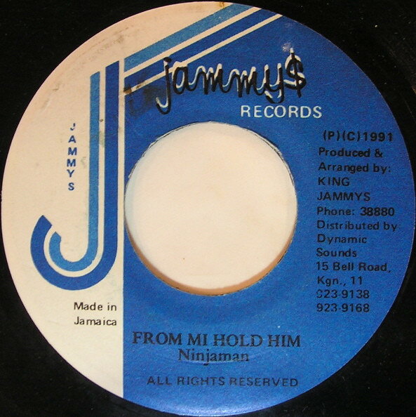 ・アーティスト Ninjaman ・タイトル From Mi Hold Him ・レーベル・型番 Jammy's Records NONE ・フォーマット 7インチレコード ・コンディション(盤) 良い (VG+) ・コンディション(ジャケット) ・コンディション(帯) オビなし ・特記事項 【レーベルにシール付着】【A Love I Can Feel】 サンプル画像です。実際の商品の画像ではありません 商品写真はバーコード/カタログ番号に対応したサンプル画像ですので、お送りする商品の画像ではありません。帯やライナーなどの付属品は、特記事項に記載されている場合のみ含まれます。プロモやカラーレコードなどの仕様についても、該当する場合のみ特記事項に記載しています。 【ご購入前に必ずご確認ください】 ・本店サイト(www.recordcity.jp)とは価格、送料が違います ・本店サイト、その他支店のオーダーとは同梱発送できません ・注文確定後に別の注文を頂いた場合、注文同士の同梱は致しかねます。 ・別倉庫から発送しているため、店頭受け渡しは対応しておりません ・一部商品は他の通販サイトでも販売しているため、ご注文のタイミングによっては商品のご用意ができない場合がございます。 ・土日祝日はお休みです 金曜・祝前日9時以降のご連絡またはご入金は、返答または発送が週明け・祝日明けに順次対応となります。 ・ご購入後のキャンセル不可 ご購入後のキャンセルはいかなる理由においてもお受けできません。ご了承の上、ご購入くださいませ。 ・日本郵便(ゆうパック/ゆうメール)によるお届けになります。 ・中古品であることをご理解ください 当ストアでは中古商品を主に販売しております。中古品であることをご理解の上ご購入ください。また、一部商品はRecordCityオンラインストアで試聴可能です。 ・返品について お客様のご都合による返品は一切承っておりません。 表記の内容と実際の商品に相違がある場合、また針飛び等で返品・返金をご希望される場合は、商品の到着後1週間以内にご連絡ください。商品の返送をこちらで確認後、キャンセル・返金を行います。 コンディションVG以下の商品は返品できません。プレイに影響のない表面のこすれ傷、プレス起因のノイズ盤は返品の対象外です。 【コンディション表記】 ・ほぼ新品(M-)(Like New) 完全な新品。未使用。当店ではほぼ使用しません ・非常に良い(EX)(Excellent) 中古盤として美品な状態。わずかな経年を感じるものの傷みを感じさせない、当店基準で最高の状態 ・良い(VG+)(Very Good Plus) 丁寧に扱われた中古品で、軽い使用感がみられる。 ・可(VG)(Acceptable) 使い込まれた中古品で、「良い」よりもさらに使用感がみられる。 ・悪い(VG-)(Bad) 状態が悪いアイテム。使用の保障はなく、再生不可、針飛び、目立つノイズがあるかもしれない。状態によるクレーム不可。返品不可。 ・非常に悪い(G)(Very Bad) 「悪い」よりさらに状態が悪いアイテム。使用の保障はなく、再生不可、針飛び、目立つノイズがあるかもしれない。状態によるクレーム不可。返品不可。 ・ジャンク(Fair)(Junk/Fair) 割れている、反っている、水ダメージがある、カビ、ジャケットが分離している、ひどい書き込み、ひどい擦れなど最低の状態。使用の保障はなく、再生不可、針飛び、目立つノイズがあるかもしれない。状態によるクレーム不可。返品不可。 ・ジャンク(Poor)(Junk/Poor) 割れている、反っている、水ダメージがある、カビ、ジャケットが分離している、ひどい書き込み、ひどい擦れなど最低の状態。使用の保障はなく、再生不可、針飛び、目立つノイズがあるかもしれない。状態によるクレーム不可。返品不可。