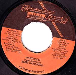 ・アーティスト Beres Hammond ・タイトル Banduloo ・レーベル・型番 Harmony House NONE ・フォーマット 7インチレコード ・コンディション(盤) 良い (VG+) ・コンディション(ジャケット) ・コンディション(帯) オビなし ・特記事項 サンプル画像です。実際の商品の画像ではありません 商品写真はバーコード/カタログ番号に対応したサンプル画像ですので、お送りする商品の画像ではありません。帯やライナーなどの付属品は、特記事項に記載されている場合のみ含まれます。プロモやカラーレコードなどの仕様についても、該当する場合のみ特記事項に記載しています。 【ご購入前に必ずご確認ください】 ・本店サイト(www.recordcity.jp)とは価格、送料が違います ・本店サイト、その他支店のオーダーとは同梱発送できません ・注文確定後に別の注文を頂いた場合、注文同士の同梱は致しかねます。 ・別倉庫から発送しているため、店頭受け渡しは対応しておりません ・一部商品は他の通販サイトでも販売しているため、ご注文のタイミングによっては商品のご用意ができない場合がございます。 ・土日祝日はお休みです 金曜・祝前日9時以降のご連絡またはご入金は、返答または発送が週明け・祝日明けに順次対応となります。 ・ご購入後のキャンセル不可 ご購入後のキャンセルはいかなる理由においてもお受けできません。ご了承の上、ご購入くださいませ。 ・日本郵便(ゆうパック/ゆうメール)によるお届けになります。 ・中古品であることをご理解ください 当ストアでは中古商品を主に販売しております。中古品であることをご理解の上ご購入ください。また、一部商品はRecordCityオンラインストアで試聴可能です。 ・返品について お客様のご都合による返品は一切承っておりません。 表記の内容と実際の商品に相違がある場合、また針飛び等で返品・返金をご希望される場合は、商品の到着後1週間以内にご連絡ください。商品の返送をこちらで確認後、キャンセル・返金を行います。 コンディションVG以下の商品は返品できません。プレイに影響のない表面のこすれ傷、プレス起因のノイズ盤は返品の対象外です。 【コンディション表記】 ・ほぼ新品(M-)(Like New) 完全な新品。未使用。当店ではほぼ使用しません ・非常に良い(EX)(Excellent) 中古盤として美品な状態。わずかな経年を感じるものの傷みを感じさせない、当店基準で最高の状態 ・良い(VG+)(Very Good Plus) 丁寧に扱われた中古品で、軽い使用感がみられる。 ・可(VG)(Acceptable) 使い込まれた中古品で、「良い」よりもさらに使用感がみられる。 ・悪い(VG-)(Bad) 状態が悪いアイテム。使用の保障はなく、再生不可、針飛び、目立つノイズがあるかもしれない。状態によるクレーム不可。返品不可。 ・非常に悪い(G)(Very Bad) 「悪い」よりさらに状態が悪いアイテム。使用の保障はなく、再生不可、針飛び、目立つノイズがあるかもしれない。状態によるクレーム不可。返品不可。 ・ジャンク(Fair)(Junk/Fair) 割れている、反っている、水ダメージがある、カビ、ジャケットが分離している、ひどい書き込み、ひどい擦れなど最低の状態。使用の保障はなく、再生不可、針飛び、目立つノイズがあるかもしれない。状態によるクレーム不可。返品不可。 ・ジャンク(Poor)(Junk/Poor) 割れている、反っている、水ダメージがある、カビ、ジャケットが分離している、ひどい書き込み、ひどい擦れなど最低の状態。使用の保障はなく、再生不可、針飛び、目立つノイズがあるかもしれない。状態によるクレーム不可。返品不可。