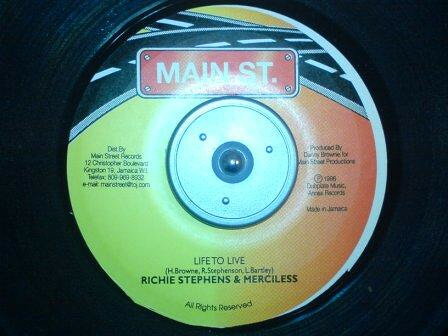 ・アーティスト Richie Stephens & Merciless ・タイトル Life To Live ・レーベル・型番 Main St. NONE ・フォーマット 7インチレコード ・コンディション(盤) 良い (VG+) ・コンディション(ジャケット) ・コンディション(帯) オビなし ・特記事項 サンプル画像です。実際の商品の画像ではありません 商品写真はバーコード/カタログ番号に対応したサンプル画像ですので、お送りする商品の画像ではありません。帯やライナーなどの付属品は、特記事項に記載されている場合のみ含まれます。プロモやカラーレコードなどの仕様についても、該当する場合のみ特記事項に記載しています。 【ご購入前に必ずご確認ください】 ・本店サイト(www.recordcity.jp)とは価格、送料が違います ・本店サイト、その他支店のオーダーとは同梱発送できません ・注文確定後に別の注文を頂いた場合、注文同士の同梱は致しかねます。 ・別倉庫から発送しているため、店頭受け渡しは対応しておりません ・一部商品は他の通販サイトでも販売しているため、ご注文のタイミングによっては商品のご用意ができない場合がございます。 ・土日祝日はお休みです 金曜・祝前日9時以降のご連絡またはご入金は、返答または発送が週明け・祝日明けに順次対応となります。 ・ご購入後のキャンセル不可 ご購入後のキャンセルはいかなる理由においてもお受けできません。ご了承の上、ご購入くださいませ。 ・日本郵便(ゆうパック/ゆうメール)によるお届けになります。 ・中古品であることをご理解ください 当ストアでは中古商品を主に販売しております。中古品であることをご理解の上ご購入ください。また、一部商品はRecordCityオンラインストアで試聴可能です。 ・返品について お客様のご都合による返品は一切承っておりません。 表記の内容と実際の商品に相違がある場合、また針飛び等で返品・返金をご希望される場合は、商品の到着後1週間以内にご連絡ください。商品の返送をこちらで確認後、キャンセル・返金を行います。 コンディションVG以下の商品は返品できません。プレイに影響のない表面のこすれ傷、プレス起因のノイズ盤は返品の対象外です。 【コンディション表記】 ・ほぼ新品(M-)(Like New) 完全な新品。未使用。当店ではほぼ使用しません ・非常に良い(EX)(Excellent) 中古盤として美品な状態。わずかな経年を感じるものの傷みを感じさせない、当店基準で最高の状態 ・良い(VG+)(Very Good Plus) 丁寧に扱われた中古品で、軽い使用感がみられる。 ・可(VG)(Acceptable) 使い込まれた中古品で、「良い」よりもさらに使用感がみられる。 ・悪い(VG-)(Bad) 状態が悪いアイテム。使用の保障はなく、再生不可、針飛び、目立つノイズがあるかもしれない。状態によるクレーム不可。返品不可。 ・非常に悪い(G)(Very Bad) 「悪い」よりさらに状態が悪いアイテム。使用の保障はなく、再生不可、針飛び、目立つノイズがあるかもしれない。状態によるクレーム不可。返品不可。 ・ジャンク(Fair)(Junk/Fair) 割れている、反っている、水ダメージがある、カビ、ジャケットが分離している、ひどい書き込み、ひどい擦れなど最低の状態。使用の保障はなく、再生不可、針飛び、目立つノイズがあるかもしれない。状態によるクレーム不可。返品不可。 ・ジャンク(Poor)(Junk/Poor) 割れている、反っている、水ダメージがある、カビ、ジャケットが分離している、ひどい書き込み、ひどい擦れなど最低の状態。使用の保障はなく、再生不可、針飛び、目立つノイズがあるかもしれない。状態によるクレーム不可。返品不可。