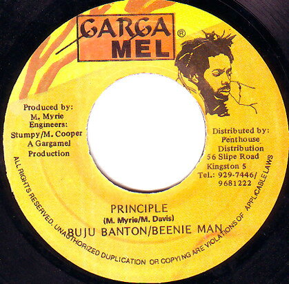 ・アーティスト Buju Banton / Beenie Man ・タイトル Principle ・レーベル・型番 Garga Mel NONE ・フォーマット 7インチレコード ・コンディション(盤) 良い (VG+) ・コンディション(ジャケット) ・コンディション(帯) オビなし ・特記事項 サンプル画像です。実際の商品の画像ではありません 商品写真はバーコード/カタログ番号に対応したサンプル画像ですので、お送りする商品の画像ではありません。帯やライナーなどの付属品は、特記事項に記載されている場合のみ含まれます。プロモやカラーレコードなどの仕様についても、該当する場合のみ特記事項に記載しています。 【ご購入前に必ずご確認ください】 ・本店サイト(www.recordcity.jp)とは価格、送料が違います ・本店サイト、その他支店のオーダーとは同梱発送できません ・注文確定後に別の注文を頂いた場合、注文同士の同梱は致しかねます。 ・別倉庫から発送しているため、店頭受け渡しは対応しておりません ・一部商品は他の通販サイトでも販売しているため、ご注文のタイミングによっては商品のご用意ができない場合がございます。 ・土日祝日はお休みです 金曜・祝前日9時以降のご連絡またはご入金は、返答または発送が週明け・祝日明けに順次対応となります。 ・ご購入後のキャンセル不可 ご購入後のキャンセルはいかなる理由においてもお受けできません。ご了承の上、ご購入くださいませ。 ・日本郵便(ゆうパック/ゆうメール)によるお届けになります。 ・中古品であることをご理解ください 当ストアでは中古商品を主に販売しております。中古品であることをご理解の上ご購入ください。また、一部商品はRecordCityオンラインストアで試聴可能です。 ・返品について お客様のご都合による返品は一切承っておりません。 表記の内容と実際の商品に相違がある場合、また針飛び等で返品・返金をご希望される場合は、商品の到着後1週間以内にご連絡ください。商品の返送をこちらで確認後、キャンセル・返金を行います。 コンディションVG以下の商品は返品できません。プレイに影響のない表面のこすれ傷、プレス起因のノイズ盤は返品の対象外です。 【コンディション表記】 ・ほぼ新品(M-)(Like New) 完全な新品。未使用。当店ではほぼ使用しません ・非常に良い(EX)(Excellent) 中古盤として美品な状態。わずかな経年を感じるものの傷みを感じさせない、当店基準で最高の状態 ・良い(VG+)(Very Good Plus) 丁寧に扱われた中古品で、軽い使用感がみられる。 ・可(VG)(Acceptable) 使い込まれた中古品で、「良い」よりもさらに使用感がみられる。 ・悪い(VG-)(Bad) 状態が悪いアイテム。使用の保障はなく、再生不可、針飛び、目立つノイズがあるかもしれない。状態によるクレーム不可。返品不可。 ・非常に悪い(G)(Very Bad) 「悪い」よりさらに状態が悪いアイテム。使用の保障はなく、再生不可、針飛び、目立つノイズがあるかもしれない。状態によるクレーム不可。返品不可。 ・ジャンク(Fair)(Junk/Fair) 割れている、反っている、水ダメージがある、カビ、ジャケットが分離している、ひどい書き込み、ひどい擦れなど最低の状態。使用の保障はなく、再生不可、針飛び、目立つノイズがあるかもしれない。状態によるクレーム不可。返品不可。 ・ジャンク(Poor)(Junk/Poor) 割れている、反っている、水ダメージがある、カビ、ジャケットが分離している、ひどい書き込み、ひどい擦れなど最低の状態。使用の保障はなく、再生不可、針飛び、目立つノイズがあるかもしれない。状態によるクレーム不可。返品不可。