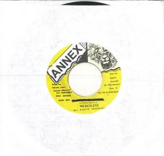 ・アーティスト Merciless ・タイトル Nuh Fi Nurse ・レーベル・型番 ANNEX NONE ・フォーマット 7インチレコード ・コンディション(盤) 良い (VG+) ・コンディション(ジャケット) ・コンディション(帯) オビなし ・特記事項 【レーベルに書き込み】 サンプル画像です。実際の商品の画像ではありません 商品写真はバーコード/カタログ番号に対応したサンプル画像ですので、お送りする商品の画像ではありません。帯やライナーなどの付属品は、特記事項に記載されている場合のみ含まれます。プロモやカラーレコードなどの仕様についても、該当する場合のみ特記事項に記載しています。 【ご購入前に必ずご確認ください】 ・本店サイト(www.recordcity.jp)とは価格、送料が違います ・本店サイト、その他支店のオーダーとは同梱発送できません ・注文確定後に別の注文を頂いた場合、注文同士の同梱は致しかねます。 ・別倉庫から発送しているため、店頭受け渡しは対応しておりません ・一部商品は他の通販サイトでも販売しているため、ご注文のタイミングによっては商品のご用意ができない場合がございます。 ・土日祝日はお休みです 金曜・祝前日9時以降のご連絡またはご入金は、返答または発送が週明け・祝日明けに順次対応となります。 ・ご購入後のキャンセル不可 ご購入後のキャンセルはいかなる理由においてもお受けできません。ご了承の上、ご購入くださいませ。 ・日本郵便(ゆうパック/ゆうメール)によるお届けになります。 ・中古品であることをご理解ください 当ストアでは中古商品を主に販売しております。中古品であることをご理解の上ご購入ください。また、一部商品はRecordCityオンラインストアで試聴可能です。 ・返品について お客様のご都合による返品は一切承っておりません。 表記の内容と実際の商品に相違がある場合、また針飛び等で返品・返金をご希望される場合は、商品の到着後1週間以内にご連絡ください。商品の返送をこちらで確認後、キャンセル・返金を行います。 コンディションVG以下の商品は返品できません。プレイに影響のない表面のこすれ傷、プレス起因のノイズ盤は返品の対象外です。 【コンディション表記】 ・ほぼ新品(M-)(Like New) 完全な新品。未使用。当店ではほぼ使用しません ・非常に良い(EX)(Excellent) 中古盤として美品な状態。わずかな経年を感じるものの傷みを感じさせない、当店基準で最高の状態 ・良い(VG+)(Very Good Plus) 丁寧に扱われた中古品で、軽い使用感がみられる。 ・可(VG)(Acceptable) 使い込まれた中古品で、「良い」よりもさらに使用感がみられる。 ・悪い(VG-)(Bad) 状態が悪いアイテム。使用の保障はなく、再生不可、針飛び、目立つノイズがあるかもしれない。状態によるクレーム不可。返品不可。 ・非常に悪い(G)(Very Bad) 「悪い」よりさらに状態が悪いアイテム。使用の保障はなく、再生不可、針飛び、目立つノイズがあるかもしれない。状態によるクレーム不可。返品不可。 ・ジャンク(Fair)(Junk/Fair) 割れている、反っている、水ダメージがある、カビ、ジャケットが分離している、ひどい書き込み、ひどい擦れなど最低の状態。使用の保障はなく、再生不可、針飛び、目立つノイズがあるかもしれない。状態によるクレーム不可。返品不可。 ・ジャンク(Poor)(Junk/Poor) 割れている、反っている、水ダメージがある、カビ、ジャケットが分離している、ひどい書き込み、ひどい擦れなど最低の状態。使用の保障はなく、再生不可、針飛び、目立つノイズがあるかもしれない。状態によるクレーム不可。返品不可。