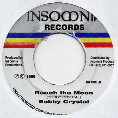 ・アーティスト Bobby Crystal ・タイトル Reach The Moon ・レーベル・型番 Insomnia Records (5) NONE ・フォーマット 7インチレコード ・コンディション(盤) 良い (VG+) ・コンディション(ジャケット) ・コンディション(帯) オビなし ・特記事項 サンプル画像です。実際の商品の画像ではありません 商品写真はバーコード/カタログ番号に対応したサンプル画像ですので、お送りする商品の画像ではありません。帯やライナーなどの付属品は、特記事項に記載されている場合のみ含まれます。プロモやカラーレコードなどの仕様についても、該当する場合のみ特記事項に記載しています。 【ご購入前に必ずご確認ください】 ・本店サイト(www.recordcity.jp)とは価格、送料が違います ・本店サイト、その他支店のオーダーとは同梱発送できません ・注文確定後に別の注文を頂いた場合、注文同士の同梱は致しかねます。 ・別倉庫から発送しているため、店頭受け渡しは対応しておりません ・一部商品は他の通販サイトでも販売しているため、ご注文のタイミングによっては商品のご用意ができない場合がございます。 ・土日祝日はお休みです 金曜・祝前日9時以降のご連絡またはご入金は、返答または発送が週明け・祝日明けに順次対応となります。 ・ご購入後のキャンセル不可 ご購入後のキャンセルはいかなる理由においてもお受けできません。ご了承の上、ご購入くださいませ。 ・日本郵便(ゆうパック/ゆうメール)によるお届けになります。 ・中古品であることをご理解ください 当ストアでは中古商品を主に販売しております。中古品であることをご理解の上ご購入ください。また、一部商品はRecordCityオンラインストアで試聴可能です。 ・返品について お客様のご都合による返品は一切承っておりません。 表記の内容と実際の商品に相違がある場合、また針飛び等で返品・返金をご希望される場合は、商品の到着後1週間以内にご連絡ください。商品の返送をこちらで確認後、キャンセル・返金を行います。 コンディションVG以下の商品は返品できません。プレイに影響のない表面のこすれ傷、プレス起因のノイズ盤は返品の対象外です。 【コンディション表記】 ・ほぼ新品(M-)(Like New) 完全な新品。未使用。当店ではほぼ使用しません ・非常に良い(EX)(Excellent) 中古盤として美品な状態。わずかな経年を感じるものの傷みを感じさせない、当店基準で最高の状態 ・良い(VG+)(Very Good Plus) 丁寧に扱われた中古品で、軽い使用感がみられる。 ・可(VG)(Acceptable) 使い込まれた中古品で、「良い」よりもさらに使用感がみられる。 ・悪い(VG-)(Bad) 状態が悪いアイテム。使用の保障はなく、再生不可、針飛び、目立つノイズがあるかもしれない。状態によるクレーム不可。返品不可。 ・非常に悪い(G)(Very Bad) 「悪い」よりさらに状態が悪いアイテム。使用の保障はなく、再生不可、針飛び、目立つノイズがあるかもしれない。状態によるクレーム不可。返品不可。 ・ジャンク(Fair)(Junk/Fair) 割れている、反っている、水ダメージがある、カビ、ジャケットが分離している、ひどい書き込み、ひどい擦れなど最低の状態。使用の保障はなく、再生不可、針飛び、目立つノイズがあるかもしれない。状態によるクレーム不可。返品不可。 ・ジャンク(Poor)(Junk/Poor) 割れている、反っている、水ダメージがある、カビ、ジャケットが分離している、ひどい書き込み、ひどい擦れなど最低の状態。使用の保障はなく、再生不可、針飛び、目立つノイズがあるかもしれない。状態によるクレーム不可。返品不可。