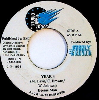 ・アーティスト Beenie Man ・タイトル Year 4 ・レーベル・型番 Studio 2000 NONE ・フォーマット 7インチレコード ・コンディション(盤) 良い (VG+) ・コンディション(ジャケット) ・コンディション(帯) オビなし ・特記事項 サンプル画像です。実際の商品の画像ではありません 商品写真はバーコード/カタログ番号に対応したサンプル画像ですので、お送りする商品の画像ではありません。帯やライナーなどの付属品は、特記事項に記載されている場合のみ含まれます。プロモやカラーレコードなどの仕様についても、該当する場合のみ特記事項に記載しています。 【ご購入前に必ずご確認ください】 ・本店サイト(www.recordcity.jp)とは価格、送料が違います ・本店サイト、その他支店のオーダーとは同梱発送できません ・注文確定後に別の注文を頂いた場合、注文同士の同梱は致しかねます。 ・別倉庫から発送しているため、店頭受け渡しは対応しておりません ・一部商品は他の通販サイトでも販売しているため、ご注文のタイミングによっては商品のご用意ができない場合がございます。 ・土日祝日はお休みです 金曜・祝前日9時以降のご連絡またはご入金は、返答または発送が週明け・祝日明けに順次対応となります。 ・ご購入後のキャンセル不可 ご購入後のキャンセルはいかなる理由においてもお受けできません。ご了承の上、ご購入くださいませ。 ・日本郵便(ゆうパック/ゆうメール)によるお届けになります。 ・中古品であることをご理解ください 当ストアでは中古商品を主に販売しております。中古品であることをご理解の上ご購入ください。また、一部商品はRecordCityオンラインストアで試聴可能です。 ・返品について お客様のご都合による返品は一切承っておりません。 表記の内容と実際の商品に相違がある場合、また針飛び等で返品・返金をご希望される場合は、商品の到着後1週間以内にご連絡ください。商品の返送をこちらで確認後、キャンセル・返金を行います。 コンディションVG以下の商品は返品できません。プレイに影響のない表面のこすれ傷、プレス起因のノイズ盤は返品の対象外です。 【コンディション表記】 ・ほぼ新品(M-)(Like New) 完全な新品。未使用。当店ではほぼ使用しません ・非常に良い(EX)(Excellent) 中古盤として美品な状態。わずかな経年を感じるものの傷みを感じさせない、当店基準で最高の状態 ・良い(VG+)(Very Good Plus) 丁寧に扱われた中古品で、軽い使用感がみられる。 ・可(VG)(Acceptable) 使い込まれた中古品で、「良い」よりもさらに使用感がみられる。 ・悪い(VG-)(Bad) 状態が悪いアイテム。使用の保障はなく、再生不可、針飛び、目立つノイズがあるかもしれない。状態によるクレーム不可。返品不可。 ・非常に悪い(G)(Very Bad) 「悪い」よりさらに状態が悪いアイテム。使用の保障はなく、再生不可、針飛び、目立つノイズがあるかもしれない。状態によるクレーム不可。返品不可。 ・ジャンク(Fair)(Junk/Fair) 割れている、反っている、水ダメージがある、カビ、ジャケットが分離している、ひどい書き込み、ひどい擦れなど最低の状態。使用の保障はなく、再生不可、針飛び、目立つノイズがあるかもしれない。状態によるクレーム不可。返品不可。 ・ジャンク(Poor)(Junk/Poor) 割れている、反っている、水ダメージがある、カビ、ジャケットが分離している、ひどい書き込み、ひどい擦れなど最低の状態。使用の保障はなく、再生不可、針飛び、目立つノイズがあるかもしれない。状態によるクレーム不可。返品不可。