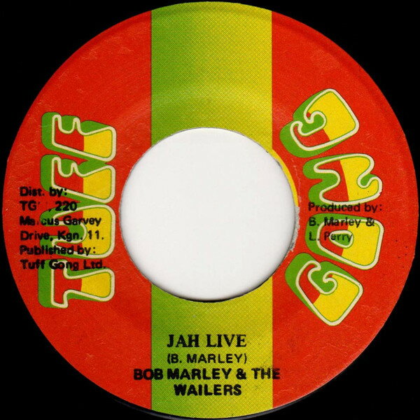 ・アーティスト Bob Marley & The Wailers ・タイトル Jah Live ・レーベル・型番 Tuff Gong NONE ・フォーマット 7インチレコード ・コンディション(盤) 非常に良い(EX) ・コンディション(ジャケット) プレインカバー（元ジャケット／カバー無し） ・コンディション(帯) オビなし ・特記事項 サンプル画像です。実際の商品の画像ではありません 商品写真はバーコード/カタログ番号に対応したサンプル画像ですので、お送りする商品の画像ではありません。帯やライナーなどの付属品は、特記事項に記載されている場合のみ含まれます。プロモやカラーレコードなどの仕様についても、該当する場合のみ特記事項に記載しています。 【ご購入前に必ずご確認ください】 ・本店サイト(www.recordcity.jp)とは価格、送料が違います ・本店サイト、その他支店のオーダーとは同梱発送できません ・注文確定後に別の注文を頂いた場合、注文同士の同梱は致しかねます。 ・別倉庫から発送しているため、店頭受け渡しは対応しておりません ・一部商品は他の通販サイトでも販売しているため、ご注文のタイミングによっては商品のご用意ができない場合がございます。 ・土日祝日はお休みです 金曜・祝前日9時以降のご連絡またはご入金は、返答または発送が週明け・祝日明けに順次対応となります。 ・ご購入後のキャンセル不可 ご購入後のキャンセルはいかなる理由においてもお受けできません。ご了承の上、ご購入くださいませ。 ・日本郵便(ゆうパック/ゆうメール)によるお届けになります。 ・中古品であることをご理解ください 当ストアでは中古商品を主に販売しております。中古品であることをご理解の上ご購入ください。また、一部商品はRecordCityオンラインストアで試聴可能です。 ・返品について お客様のご都合による返品は一切承っておりません。 表記の内容と実際の商品に相違がある場合、また針飛び等で返品・返金をご希望される場合は、商品の到着後1週間以内にご連絡ください。商品の返送をこちらで確認後、キャンセル・返金を行います。 コンディションVG以下の商品は返品できません。プレイに影響のない表面のこすれ傷、プレス起因のノイズ盤は返品の対象外です。 【コンディション表記】 ・ほぼ新品(M-)(Like New) 完全な新品。未使用。当店ではほぼ使用しません ・非常に良い(EX)(Excellent) 中古盤として美品な状態。わずかな経年を感じるものの傷みを感じさせない、当店基準で最高の状態 ・良い(VG+)(Very Good Plus) 丁寧に扱われた中古品で、軽い使用感がみられる。 ・可(VG)(Acceptable) 使い込まれた中古品で、「良い」よりもさらに使用感がみられる。 ・悪い(VG-)(Bad) 状態が悪いアイテム。使用の保障はなく、再生不可、針飛び、目立つノイズがあるかもしれない。状態によるクレーム不可。返品不可。 ・非常に悪い(G)(Very Bad) 「悪い」よりさらに状態が悪いアイテム。使用の保障はなく、再生不可、針飛び、目立つノイズがあるかもしれない。状態によるクレーム不可。返品不可。 ・ジャンク(Fair)(Junk/Fair) 割れている、反っている、水ダメージがある、カビ、ジャケットが分離している、ひどい書き込み、ひどい擦れなど最低の状態。使用の保障はなく、再生不可、針飛び、目立つノイズがあるかもしれない。状態によるクレーム不可。返品不可。 ・ジャンク(Poor)(Junk/Poor) 割れている、反っている、水ダメージがある、カビ、ジャケットが分離している、ひどい書き込み、ひどい擦れなど最低の状態。使用の保障はなく、再生不可、針飛び、目立つノイズがあるかもしれない。状態によるクレーム不可。返品不可。