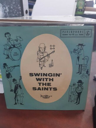 ・アーティスト Saints Jazz Band ・タイトル Swingin' With The Saints ・レーベル・型番 Parlophone GEP8696 ・フォーマット 7インチレコード ・コンディション(盤) 良い (VG+) ・コンディション(ジャケット) 可 (VG) ・コンディション(帯) オビなし ・特記事項 【盤曇り】【カバー目立った破れ】 サンプル画像です。実際の商品の画像ではありません 商品写真はバーコード/カタログ番号に対応したサンプル画像ですので、お送りする商品の画像ではありません。帯やライナーなどの付属品は、特記事項に記載されている場合のみ含まれます。プロモやカラーレコードなどの仕様についても、該当する場合のみ特記事項に記載しています。 【ご購入前に必ずご確認ください】 ・本店サイト(www.recordcity.jp)とは価格、送料が違います ・本店サイト、その他支店のオーダーとは同梱発送できません ・注文確定後に別の注文を頂いた場合、注文同士の同梱は致しかねます。 ・別倉庫から発送しているため、店頭受け渡しは対応しておりません ・一部商品は他の通販サイトでも販売しているため、ご注文のタイミングによっては商品のご用意ができない場合がございます。 ・土日祝日はお休みです 金曜・祝前日9時以降のご連絡またはご入金は、返答または発送が週明け・祝日明けに順次対応となります。 ・ご購入後のキャンセル不可 ご購入後のキャンセルはいかなる理由においてもお受けできません。ご了承の上、ご購入くださいませ。 ・日本郵便(ゆうパック/ゆうメール)によるお届けになります。 ・中古品であることをご理解ください 当ストアでは中古商品を主に販売しております。中古品であることをご理解の上ご購入ください。また、一部商品はRecordCityオンラインストアで試聴可能です。 ・返品について お客様のご都合による返品は一切承っておりません。 表記の内容と実際の商品に相違がある場合、また針飛び等で返品・返金をご希望される場合は、商品の到着後1週間以内にご連絡ください。商品の返送をこちらで確認後、キャンセル・返金を行います。 コンディションVG以下の商品は返品できません。プレイに影響のない表面のこすれ傷、プレス起因のノイズ盤は返品の対象外です。 【コンディション表記】 ・ほぼ新品(M-)(Like New) 完全な新品。未使用。当店ではほぼ使用しません ・非常に良い(EX)(Excellent) 中古盤として美品な状態。わずかな経年を感じるものの傷みを感じさせない、当店基準で最高の状態 ・良い(VG+)(Very Good Plus) 丁寧に扱われた中古品で、軽い使用感がみられる。 ・可(VG)(Acceptable) 使い込まれた中古品で、「良い」よりもさらに使用感がみられる。 ・悪い(VG-)(Bad) 状態が悪いアイテム。使用の保障はなく、再生不可、針飛び、目立つノイズがあるかもしれない。状態によるクレーム不可。返品不可。 ・非常に悪い(G)(Very Bad) 「悪い」よりさらに状態が悪いアイテム。使用の保障はなく、再生不可、針飛び、目立つノイズがあるかもしれない。状態によるクレーム不可。返品不可。 ・ジャンク(Fair)(Junk/Fair) 割れている、反っている、水ダメージがある、カビ、ジャケットが分離している、ひどい書き込み、ひどい擦れなど最低の状態。使用の保障はなく、再生不可、針飛び、目立つノイズがあるかもしれない。状態によるクレーム不可。返品不可。 ・ジャンク(Poor)(Junk/Poor) 割れている、反っている、水ダメージがある、カビ、ジャケットが分離している、ひどい書き込み、ひどい擦れなど最低の状態。使用の保障はなく、再生不可、針飛び、目立つノイズがあるかもしれない。状態によるクレーム不可。返品不可。