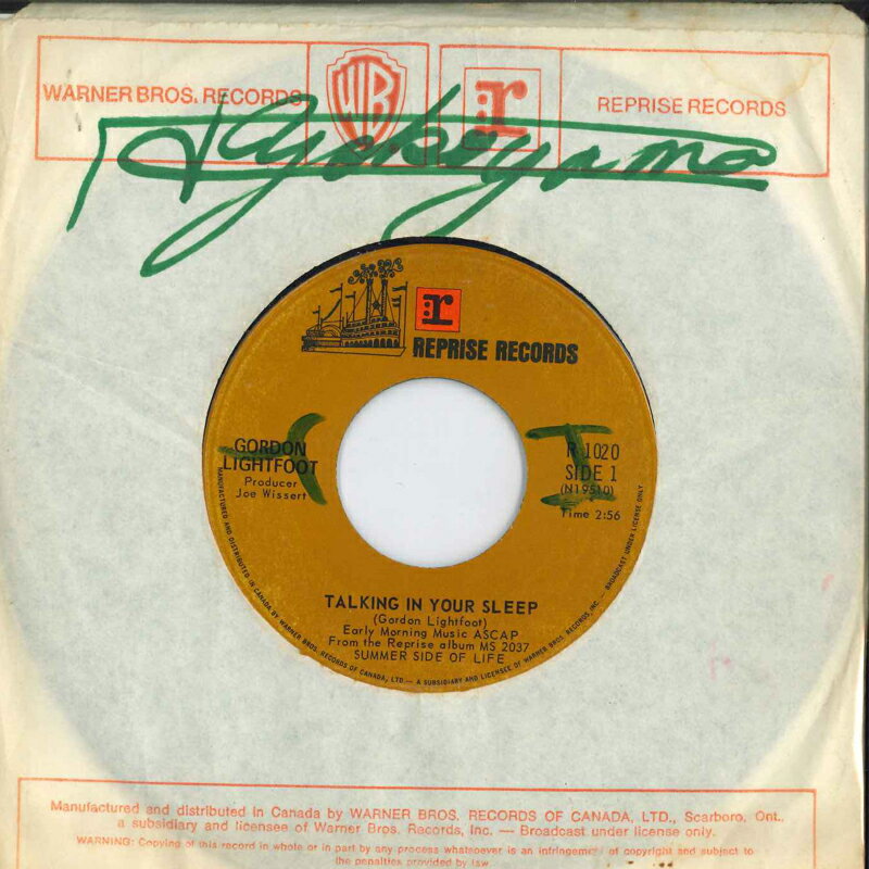 ・アーティスト Gordon Lightfoot ・タイトル Talking In Your Sleep ・レーベル・型番 Reprise Records R1020 ・フォーマット 7インチレコード ・コンディション(盤) 良い (VG+) ・コンディション(ジャケット) プレインカバー（元ジャケット／カバー無し） ・コンディション(帯) オビなし ・特記事項 【レーベルに書き込み】 サンプル画像です。実際の商品の画像ではありません 商品写真はバーコード/カタログ番号に対応したサンプル画像ですので、お送りする商品の画像ではありません。帯やライナーなどの付属品は、特記事項に記載されている場合のみ含まれます。プロモやカラーレコードなどの仕様についても、該当する場合のみ特記事項に記載しています。 【ご購入前に必ずご確認ください】 ・本店サイト(www.recordcity.jp)とは価格、送料が違います ・本店サイト、その他支店のオーダーとは同梱発送できません ・注文確定後に別の注文を頂いた場合、注文同士の同梱は致しかねます。 ・別倉庫から発送しているため、店頭受け渡しは対応しておりません ・一部商品は他の通販サイトでも販売しているため、ご注文のタイミングによっては商品のご用意ができない場合がございます。 ・土日祝日はお休みです 金曜・祝前日9時以降のご連絡またはご入金は、返答または発送が週明け・祝日明けに順次対応となります。 ・ご購入後のキャンセル不可 ご購入後のキャンセルはいかなる理由においてもお受けできません。ご了承の上、ご購入くださいませ。 ・日本郵便(ゆうパック/ゆうメール)によるお届けになります。 ・中古品であることをご理解ください 当ストアでは中古商品を主に販売しております。中古品であることをご理解の上ご購入ください。また、一部商品はRecordCityオンラインストアで試聴可能です。 ・返品について お客様のご都合による返品は一切承っておりません。 表記の内容と実際の商品に相違がある場合、また針飛び等で返品・返金をご希望される場合は、商品の到着後1週間以内にご連絡ください。商品の返送をこちらで確認後、キャンセル・返金を行います。 コンディションVG以下の商品は返品できません。プレイに影響のない表面のこすれ傷、プレス起因のノイズ盤は返品の対象外です。 【コンディション表記】 ・ほぼ新品(M-)(Like New) 完全な新品。未使用。当店ではほぼ使用しません ・非常に良い(EX)(Excellent) 中古盤として美品な状態。わずかな経年を感じるものの傷みを感じさせない、当店基準で最高の状態 ・良い(VG+)(Very Good Plus) 丁寧に扱われた中古品で、軽い使用感がみられる。 ・可(VG)(Acceptable) 使い込まれた中古品で、「良い」よりもさらに使用感がみられる。 ・悪い(VG-)(Bad) 状態が悪いアイテム。使用の保障はなく、再生不可、針飛び、目立つノイズがあるかもしれない。状態によるクレーム不可。返品不可。 ・非常に悪い(G)(Very Bad) 「悪い」よりさらに状態が悪いアイテム。使用の保障はなく、再生不可、針飛び、目立つノイズがあるかもしれない。状態によるクレーム不可。返品不可。 ・ジャンク(Fair)(Junk/Fair) 割れている、反っている、水ダメージがある、カビ、ジャケットが分離している、ひどい書き込み、ひどい擦れなど最低の状態。使用の保障はなく、再生不可、針飛び、目立つノイズがあるかもしれない。状態によるクレーム不可。返品不可。 ・ジャンク(Poor)(Junk/Poor) 割れている、反っている、水ダメージがある、カビ、ジャケットが分離している、ひどい書き込み、ひどい擦れなど最低の状態。使用の保障はなく、再生不可、針飛び、目立つノイズがあるかもしれない。状態によるクレーム不可。返品不可。