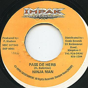 ・アーティスト Ninjaman ・タイトル Pass De Herb ・レーベル・型番 Impak Entertainment IMP0001 ・フォーマット 7インチレコード ・コンディション(盤) 良い (VG+) ・コンディション(ジャケット) ・コンディション(帯) オビなし ・特記事項 サンプル画像です。実際の商品の画像ではありません 商品写真はバーコード/カタログ番号に対応したサンプル画像ですので、お送りする商品の画像ではありません。帯やライナーなどの付属品は、特記事項に記載されている場合のみ含まれます。プロモやカラーレコードなどの仕様についても、該当する場合のみ特記事項に記載しています。 【ご購入前に必ずご確認ください】 ・本店サイト(www.recordcity.jp)とは価格、送料が違います ・本店サイト、その他支店のオーダーとは同梱発送できません ・注文確定後に別の注文を頂いた場合、注文同士の同梱は致しかねます。 ・別倉庫から発送しているため、店頭受け渡しは対応しておりません ・一部商品は他の通販サイトでも販売しているため、ご注文のタイミングによっては商品のご用意ができない場合がございます。 ・土日祝日はお休みです 金曜・祝前日9時以降のご連絡またはご入金は、返答または発送が週明け・祝日明けに順次対応となります。 ・ご購入後のキャンセル不可 ご購入後のキャンセルはいかなる理由においてもお受けできません。ご了承の上、ご購入くださいませ。 ・日本郵便(ゆうパック/ゆうメール)によるお届けになります。 ・中古品であることをご理解ください 当ストアでは中古商品を主に販売しております。中古品であることをご理解の上ご購入ください。また、一部商品はRecordCityオンラインストアで試聴可能です。 ・返品について お客様のご都合による返品は一切承っておりません。 表記の内容と実際の商品に相違がある場合、また針飛び等で返品・返金をご希望される場合は、商品の到着後1週間以内にご連絡ください。商品の返送をこちらで確認後、キャンセル・返金を行います。 コンディションVG以下の商品は返品できません。プレイに影響のない表面のこすれ傷、プレス起因のノイズ盤は返品の対象外です。 【コンディション表記】 ・ほぼ新品(M-)(Like New) 完全な新品。未使用。当店ではほぼ使用しません ・非常に良い(EX)(Excellent) 中古盤として美品な状態。わずかな経年を感じるものの傷みを感じさせない、当店基準で最高の状態 ・良い(VG+)(Very Good Plus) 丁寧に扱われた中古品で、軽い使用感がみられる。 ・可(VG)(Acceptable) 使い込まれた中古品で、「良い」よりもさらに使用感がみられる。 ・悪い(VG-)(Bad) 状態が悪いアイテム。使用の保障はなく、再生不可、針飛び、目立つノイズがあるかもしれない。状態によるクレーム不可。返品不可。 ・非常に悪い(G)(Very Bad) 「悪い」よりさらに状態が悪いアイテム。使用の保障はなく、再生不可、針飛び、目立つノイズがあるかもしれない。状態によるクレーム不可。返品不可。 ・ジャンク(Fair)(Junk/Fair) 割れている、反っている、水ダメージがある、カビ、ジャケットが分離している、ひどい書き込み、ひどい擦れなど最低の状態。使用の保障はなく、再生不可、針飛び、目立つノイズがあるかもしれない。状態によるクレーム不可。返品不可。 ・ジャンク(Poor)(Junk/Poor) 割れている、反っている、水ダメージがある、カビ、ジャケットが分離している、ひどい書き込み、ひどい擦れなど最低の状態。使用の保障はなく、再生不可、針飛び、目立つノイズがあるかもしれない。状態によるクレーム不可。返品不可。