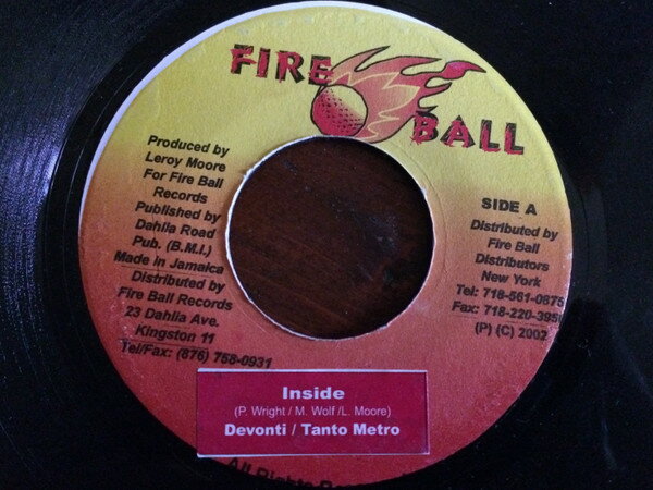 ・アーティスト Devonte / Tanto Metro ・タイトル Inside ・レーベル Fire Ball Records (2) NONE ・フォーマット 7インチレコード ・コンディション(盤) 良い (VG+) ・コンディション(ジャケット) ・コンディション(帯) オビなし ・特記事項 サンプル画像です。実際の商品の画像ではありません 商品写真はバーコード/カタログ番号に対応したサンプル画像ですので、お送りする商品の画像ではありません。帯やライナーなどの付属品は、特記事項に記載されている場合のみ含まれます。プロモやカラーレコードなどの仕様についても、該当する場合のみ特記事項に記載しています。 【ご購入前に必ずご確認ください】 ・本店サイト(www.recordcity.jp)とは価格、送料が違います ・本店サイト、その他支店のオーダーとは同梱発送できません ・別倉庫から発送しているため、店頭受け渡しは対応しておりません ・一部商品は他の通販サイトでも販売しているため、ご注文のタイミングによっては商品のご用意ができない場合がございます。 ・土日祝日はお休みです 金曜・祝前日9時以降のご連絡またはご入金は、返答または発送が週明け・祝日明けに順次対応となります。 ・ご購入後のキャンセル不可 ご購入後のキャンセルはいかなる理由においてもお受けできません。ご了承の上、ご購入くださいませ。 ・日本郵便(ゆうパック/ゆうメール)によるお届けになります。 ・中古品であることをご理解ください 当ストアではお客様よりお譲りいただいた中古商品を主に販売しております。中古品であることをご理解の上ご購入ください。また、一部商品はRecordCityオンラインストアで試聴可能です。 ・返品について お客様のご都合による返品は一切承っておりません。 表記の内容と実際の商品に相違がある場合、また針飛び等で返品・返金をご希望される場合は、商品の到着後1週間以内にご連絡ください。商品の返送をこちらで確認後、キャンセル・返金を行います。 コンディションVG以下の商品は返品できません。プレイに影響のない表面のこすれ傷、プレス起因のノイズ盤は返品の対象外です。 【コンディション表記】 ・ほぼ新品(M-)(Like New) 完全な新品。未使用。当店ではほぼ使用しません ・非常に良い(EX)(Excellent) 中古盤として美品な状態。わずかな経年を感じるものの傷みを感じさせない、当店基準で最高の状態 ・良い(VG+)(Very Good Plus) 丁寧に扱われた中古品で、軽い使用感がみられる。 ・可(VG)(Acceptable) 使い込まれた中古品で、「良い」よりもさらに使用感がみられる。 ・悪い(VG-)(Bad) 状態が悪いアイテム。使用の保障はなく、再生不可、針飛び、目立つノイズがあるかもしれない。状態によるクレーム不可。返品不可。 ・非常に悪い(G)(Very Bad) 「悪い」よりさらに状態が悪いアイテム。使用の保障はなく、再生不可、針飛び、目立つノイズがあるかもしれない。状態によるクレーム不可。返品不可。 ・ジャンク(Fair)(Junk/Fair) 割れている、反っている、水ダメージがある、カビ、ジャケットが分離している、ひどい書き込み、ひどい擦れなど最低の状態。使用の保障はなく、再生不可、針飛び、目立つノイズがあるかもしれない。状態によるクレーム不可。返品不可。 ・ジャンク(Poor)(Junk/Poor) 割れている、反っている、水ダメージがある、カビ、ジャケットが分離している、ひどい書き込み、ひどい擦れなど最低の状態。使用の保障はなく、再生不可、針飛び、目立つノイズがあるかもしれない。状態によるクレーム不可。返品不可。