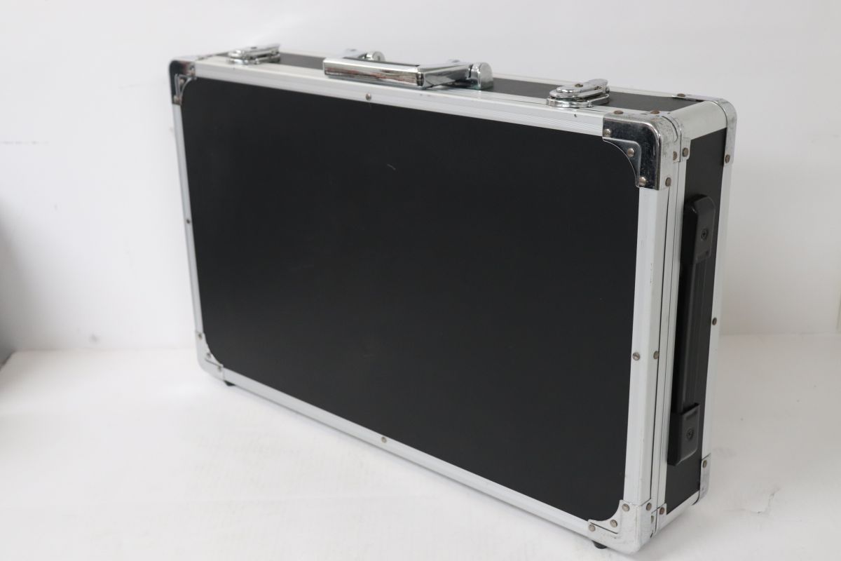 ・商品説明 メーカー不明 エフェクターボードケース 商品状態：B　標準的な中古品 ■W55.5xD33.5xH10.8　外形寸法 参考重量：2700(g) ご購入前に必ずご確認ください ・ご購入者様都合によるご購入後のキャンセル・返品は、いかなる理由においてもお受けできません。 ・送料および代引き手数料はご購入者様のご負担となります。 ・決済期日までにご入金が確認できない場合は、「ご購入者様都合」にてキャンセルさせていただきます。 ・状況により、配送方法を変更させていただく場合がございます。 ・ご注文確定後の商品の追加や複数注文の同梱対応は、一切承っておりません。 ・土日・祝日は原則として発送業務を行っておりません。 ・商品説明は正確に記載するよう努めておりますが、中古品は予期せぬ傷や汚れ等がある場合がございます。ご理解のうえご購入ください。 4372864