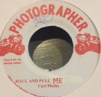・アーティスト Carl Meeks ・タイトル Haul And Pull Me ・レーベル・型番 Photographer none ・フォーマット 7インチレコード ・コンディション(盤) 新品 (M) ・コンディション(ジャケット) ・コンディション(帯) オビなし ・特記事項 サンプル画像です。実際の商品の画像ではありません 商品写真はバーコード/カタログ番号に対応したサンプル画像ですので、お送りする商品の画像ではありません。帯やライナーなどの付属品は、特記事項に記載されている場合のみ含まれます。プロモやカラーレコードなどの仕様についても、該当する場合のみ特記事項に記載しています。 【ご購入前に必ずご確認ください】 ・本店サイト(www.recordcity.jp)とは価格、送料が違います ・本店サイト、その他支店のオーダーとは同梱発送できません ・注文確定後に別の注文を頂いた場合、注文同士の同梱は致しかねます。 ・別倉庫から発送しているため、店頭受け渡しは対応しておりません ・一部商品は他の通販サイトでも販売しているため、ご注文のタイミングによっては商品のご用意ができない場合がございます。 ・土日祝日はお休みです 金曜・祝前日9時以降のご連絡またはご入金は、返答または発送が週明け・祝日明けに順次対応となります。 ・ご購入後のキャンセル不可 ご購入後のキャンセルはいかなる理由においてもお受けできません。ご了承の上、ご購入くださいませ。 ・日本郵便(ゆうパック/ゆうメール)によるお届けになります。 ・中古品であることをご理解ください 当ストアでは中古商品を主に販売しております。中古品であることをご理解の上ご購入ください。また、一部商品はRecordCityオンラインストアで試聴可能です。 ・返品について お客様のご都合による返品は一切承っておりません。 表記の内容と実際の商品に相違がある場合、また針飛び等で返品・返金をご希望される場合は、商品の到着後1週間以内にご連絡ください。商品の返送をこちらで確認後、キャンセル・返金を行います。 コンディションVG以下の商品は返品できません。プレイに影響のない表面のこすれ傷、プレス起因のノイズ盤は返品の対象外です。 【コンディション表記】 ・ほぼ新品(M-)(Like New) 完全な新品。未使用。当店ではほぼ使用しません ・非常に良い(EX)(Excellent) 中古盤として美品な状態。わずかな経年を感じるものの傷みを感じさせない、当店基準で最高の状態 ・良い(VG+)(Very Good Plus) 丁寧に扱われた中古品で、軽い使用感がみられる。 ・可(VG)(Acceptable) 使い込まれた中古品で、「良い」よりもさらに使用感がみられる。 ・悪い(VG-)(Bad) 状態が悪いアイテム。使用の保障はなく、再生不可、針飛び、目立つノイズがあるかもしれない。状態によるクレーム不可。返品不可。 ・非常に悪い(G)(Very Bad) 「悪い」よりさらに状態が悪いアイテム。使用の保障はなく、再生不可、針飛び、目立つノイズがあるかもしれない。状態によるクレーム不可。返品不可。 ・ジャンク(Fair)(Junk/Fair) 割れている、反っている、水ダメージがある、カビ、ジャケットが分離している、ひどい書き込み、ひどい擦れなど最低の状態。使用の保障はなく、再生不可、針飛び、目立つノイズがあるかもしれない。状態によるクレーム不可。返品不可。 ・ジャンク(Poor)(Junk/Poor) 割れている、反っている、水ダメージがある、カビ、ジャケットが分離している、ひどい書き込み、ひどい擦れなど最低の状態。使用の保障はなく、再生不可、針飛び、目立つノイズがあるかもしれない。状態によるクレーム不可。返品不可。