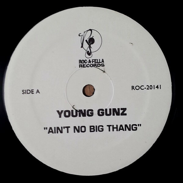 ・アーティスト Young Gunz ・タイトル Ain't No Big Thang ・レーベル・型番 Not On Label ROC20141 ・フォーマット 12インチレコード ・コンディション(盤) 良い (VG+) ・コンディション(ジャケット) プレインカバー（元ジャケット／カバー無し） ・コンディション(帯) オビなし ・特記事項 【デッドワックス頭出しシール】 サンプル画像です。実際の商品の画像ではありません 商品写真はバーコード/カタログ番号に対応したサンプル画像ですので、お送りする商品の画像ではありません。帯やライナーなどの付属品は、特記事項に記載されている場合のみ含まれます。プロモやカラーレコードなどの仕様についても、該当する場合のみ特記事項に記載しています。 【ご購入前に必ずご確認ください】 ・本店サイト(www.recordcity.jp)とは価格、送料が違います ・本店サイト、その他支店のオーダーとは同梱発送できません ・注文確定後に別の注文を頂いた場合、注文同士の同梱は致しかねます。 ・別倉庫から発送しているため、店頭受け渡しは対応しておりません ・一部商品は他の通販サイトでも販売しているため、ご注文のタイミングによっては商品のご用意ができない場合がございます。 ・土日祝日はお休みです 金曜・祝前日9時以降のご連絡またはご入金は、返答または発送が週明け・祝日明けに順次対応となります。 ・ご購入後のキャンセル不可 ご購入後のキャンセルはいかなる理由においてもお受けできません。ご了承の上、ご購入くださいませ。 ・日本郵便(ゆうパック/ゆうメール)によるお届けになります。 ・中古品であることをご理解ください 当ストアでは中古商品を主に販売しております。中古品であることをご理解の上ご購入ください。また、一部商品はRecordCityオンラインストアで試聴可能です。 ・返品について お客様のご都合による返品は一切承っておりません。 表記の内容と実際の商品に相違がある場合、また針飛び等で返品・返金をご希望される場合は、商品の到着後1週間以内にご連絡ください。商品の返送をこちらで確認後、キャンセル・返金を行います。 コンディションVG以下の商品は返品できません。プレイに影響のない表面のこすれ傷、プレス起因のノイズ盤は返品の対象外です。 【コンディション表記】 ・ほぼ新品(M-)(Like New) 完全な新品。未使用。当店ではほぼ使用しません ・非常に良い(EX)(Excellent) 中古盤として美品な状態。わずかな経年を感じるものの傷みを感じさせない、当店基準で最高の状態 ・良い(VG+)(Very Good Plus) 丁寧に扱われた中古品で、軽い使用感がみられる。 ・可(VG)(Acceptable) 使い込まれた中古品で、「良い」よりもさらに使用感がみられる。 ・悪い(VG-)(Bad) 状態が悪いアイテム。使用の保障はなく、再生不可、針飛び、目立つノイズがあるかもしれない。状態によるクレーム不可。返品不可。 ・非常に悪い(G)(Very Bad) 「悪い」よりさらに状態が悪いアイテム。使用の保障はなく、再生不可、針飛び、目立つノイズがあるかもしれない。状態によるクレーム不可。返品不可。 ・ジャンク(Fair)(Junk/Fair) 割れている、反っている、水ダメージがある、カビ、ジャケットが分離している、ひどい書き込み、ひどい擦れなど最低の状態。使用の保障はなく、再生不可、針飛び、目立つノイズがあるかもしれない。状態によるクレーム不可。返品不可。 ・ジャンク(Poor)(Junk/Poor) 割れている、反っている、水ダメージがある、カビ、ジャケットが分離している、ひどい書き込み、ひどい擦れなど最低の状態。使用の保障はなく、再生不可、針飛び、目立つノイズがあるかもしれない。状態によるクレーム不可。返品不可。
