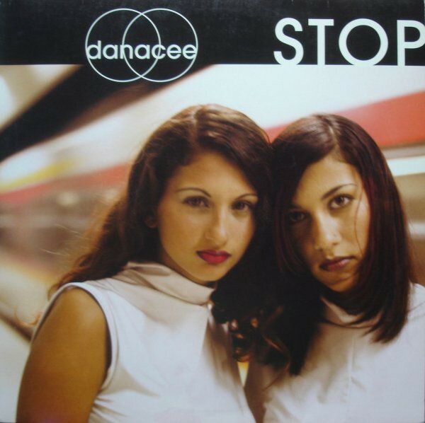 ・アーティスト Danacee ・タイトル Stop ・レーベル・型番 Benztown Records 0110620BTN ・フォーマット 12インチレコード ・コンディション(盤) 良い (VG+) ・コンディション(ジャケット) 良い (VG+) ・コンディション(帯) オビなし ・特記事項 【カバーにシール付着】 サンプル画像です。実際の商品の画像ではありません 商品写真はバーコード/カタログ番号に対応したサンプル画像ですので、お送りする商品の画像ではありません。帯やライナーなどの付属品は、特記事項に記載されている場合のみ含まれます。プロモやカラーレコードなどの仕様についても、該当する場合のみ特記事項に記載しています。 【ご購入前に必ずご確認ください】 ・本店サイト(www.recordcity.jp)とは価格、送料が違います ・本店サイト、その他支店のオーダーとは同梱発送できません ・注文確定後に別の注文を頂いた場合、注文同士の同梱は致しかねます。 ・別倉庫から発送しているため、店頭受け渡しは対応しておりません ・一部商品は他の通販サイトでも販売しているため、ご注文のタイミングによっては商品のご用意ができない場合がございます。 ・土日祝日はお休みです 金曜・祝前日9時以降のご連絡またはご入金は、返答または発送が週明け・祝日明けに順次対応となります。 ・ご購入後のキャンセル不可 ご購入後のキャンセルはいかなる理由においてもお受けできません。ご了承の上、ご購入くださいませ。 ・日本郵便(ゆうパック/ゆうメール)によるお届けになります。 ・中古品であることをご理解ください 当ストアでは中古商品を主に販売しております。中古品であることをご理解の上ご購入ください。また、一部商品はRecordCityオンラインストアで試聴可能です。 ・返品について お客様のご都合による返品は一切承っておりません。 表記の内容と実際の商品に相違がある場合、また針飛び等で返品・返金をご希望される場合は、商品の到着後1週間以内にご連絡ください。商品の返送をこちらで確認後、キャンセル・返金を行います。 コンディションVG以下の商品は返品できません。プレイに影響のない表面のこすれ傷、プレス起因のノイズ盤は返品の対象外です。 【コンディション表記】 ・ほぼ新品(M-)(Like New) 完全な新品。未使用。当店ではほぼ使用しません ・非常に良い(EX)(Excellent) 中古盤として美品な状態。わずかな経年を感じるものの傷みを感じさせない、当店基準で最高の状態 ・良い(VG+)(Very Good Plus) 丁寧に扱われた中古品で、軽い使用感がみられる。 ・可(VG)(Acceptable) 使い込まれた中古品で、「良い」よりもさらに使用感がみられる。 ・悪い(VG-)(Bad) 状態が悪いアイテム。使用の保障はなく、再生不可、針飛び、目立つノイズがあるかもしれない。状態によるクレーム不可。返品不可。 ・非常に悪い(G)(Very Bad) 「悪い」よりさらに状態が悪いアイテム。使用の保障はなく、再生不可、針飛び、目立つノイズがあるかもしれない。状態によるクレーム不可。返品不可。 ・ジャンク(Fair)(Junk/Fair) 割れている、反っている、水ダメージがある、カビ、ジャケットが分離している、ひどい書き込み、ひどい擦れなど最低の状態。使用の保障はなく、再生不可、針飛び、目立つノイズがあるかもしれない。状態によるクレーム不可。返品不可。 ・ジャンク(Poor)(Junk/Poor) 割れている、反っている、水ダメージがある、カビ、ジャケットが分離している、ひどい書き込み、ひどい擦れなど最低の状態。使用の保障はなく、再生不可、針飛び、目立つノイズがあるかもしれない。状態によるクレーム不可。返品不可。