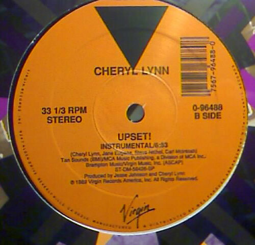 ・アーティスト Cheryl Lynn ・タイトル Upset! ・レーベル・型番 Virgin 096488 ・フォーマット 12インチレコード ・コンディション(盤) 非常に良い(EX) ・コンディション(ジャケット) プレインカバー（元ジャケット／カバー無し） ・コンディション(帯) オビなし ・特記事項 サンプル画像です。実際の商品の画像ではありません 商品写真はバーコード/カタログ番号に対応したサンプル画像ですので、お送りする商品の画像ではありません。帯やライナーなどの付属品は、特記事項に記載されている場合のみ含まれます。プロモやカラーレコードなどの仕様についても、該当する場合のみ特記事項に記載しています。 【ご購入前に必ずご確認ください】 ・本店サイト(www.recordcity.jp)とは価格、送料が違います ・本店サイト、その他支店のオーダーとは同梱発送できません ・注文確定後に別の注文を頂いた場合、注文同士の同梱は致しかねます。 ・別倉庫から発送しているため、店頭受け渡しは対応しておりません ・一部商品は他の通販サイトでも販売しているため、ご注文のタイミングによっては商品のご用意ができない場合がございます。 ・土日祝日はお休みです 金曜・祝前日9時以降のご連絡またはご入金は、返答または発送が週明け・祝日明けに順次対応となります。 ・ご購入後のキャンセル不可 ご購入後のキャンセルはいかなる理由においてもお受けできません。ご了承の上、ご購入くださいませ。 ・日本郵便(ゆうパック/ゆうメール)によるお届けになります。 ・中古品であることをご理解ください 当ストアでは中古商品を主に販売しております。中古品であることをご理解の上ご購入ください。また、一部商品はRecordCityオンラインストアで試聴可能です。 ・返品について お客様のご都合による返品は一切承っておりません。 表記の内容と実際の商品に相違がある場合、また針飛び等で返品・返金をご希望される場合は、商品の到着後1週間以内にご連絡ください。商品の返送をこちらで確認後、キャンセル・返金を行います。 コンディションVG以下の商品は返品できません。プレイに影響のない表面のこすれ傷、プレス起因のノイズ盤は返品の対象外です。 【コンディション表記】 ・ほぼ新品(M-)(Like New) 完全な新品。未使用。当店ではほぼ使用しません ・非常に良い(EX)(Excellent) 中古盤として美品な状態。わずかな経年を感じるものの傷みを感じさせない、当店基準で最高の状態 ・良い(VG+)(Very Good Plus) 丁寧に扱われた中古品で、軽い使用感がみられる。 ・可(VG)(Acceptable) 使い込まれた中古品で、「良い」よりもさらに使用感がみられる。 ・悪い(VG-)(Bad) 状態が悪いアイテム。使用の保障はなく、再生不可、針飛び、目立つノイズがあるかもしれない。状態によるクレーム不可。返品不可。 ・非常に悪い(G)(Very Bad) 「悪い」よりさらに状態が悪いアイテム。使用の保障はなく、再生不可、針飛び、目立つノイズがあるかもしれない。状態によるクレーム不可。返品不可。 ・ジャンク(Fair)(Junk/Fair) 割れている、反っている、水ダメージがある、カビ、ジャケットが分離している、ひどい書き込み、ひどい擦れなど最低の状態。使用の保障はなく、再生不可、針飛び、目立つノイズがあるかもしれない。状態によるクレーム不可。返品不可。 ・ジャンク(Poor)(Junk/Poor) 割れている、反っている、水ダメージがある、カビ、ジャケットが分離している、ひどい書き込み、ひどい擦れなど最低の状態。使用の保障はなく、再生不可、針飛び、目立つノイズがあるかもしれない。状態によるクレーム不可。返品不可。