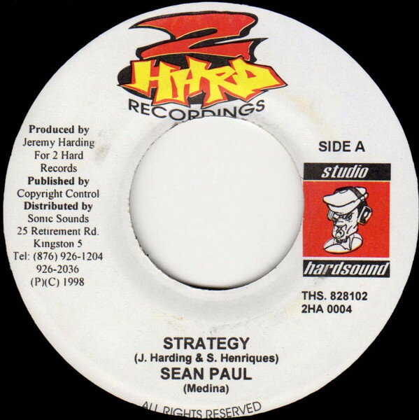 ・アーティスト Sean Paul / Dutty Cup (Feat) Looga Man & Mossy Kid ・タイトル Strategy / Run The City ・レーベル・型番 2 Hard Recordings 2HA0004 ・フォーマット 7インチレコード ・コンディション(盤) 良い (VG+) ・コンディション(ジャケット) ・コンディション(帯) オビなし ・特記事項 サンプル画像です。実際の商品の画像ではありません 商品写真はバーコード/カタログ番号に対応したサンプル画像ですので、お送りする商品の画像ではありません。帯やライナーなどの付属品は、特記事項に記載されている場合のみ含まれます。プロモやカラーレコードなどの仕様についても、該当する場合のみ特記事項に記載しています。 【ご購入前に必ずご確認ください】 ・本店サイト(www.recordcity.jp)とは価格、送料が違います ・本店サイト、その他支店のオーダーとは同梱発送できません ・注文確定後に別の注文を頂いた場合、注文同士の同梱は致しかねます。 ・別倉庫から発送しているため、店頭受け渡しは対応しておりません ・一部商品は他の通販サイトでも販売しているため、ご注文のタイミングによっては商品のご用意ができない場合がございます。 ・土日祝日はお休みです 金曜・祝前日9時以降のご連絡またはご入金は、返答または発送が週明け・祝日明けに順次対応となります。 ・ご購入後のキャンセル不可 ご購入後のキャンセルはいかなる理由においてもお受けできません。ご了承の上、ご購入くださいませ。 ・日本郵便(ゆうパック/ゆうメール)によるお届けになります。 ・中古品であることをご理解ください 当ストアでは中古商品を主に販売しております。中古品であることをご理解の上ご購入ください。また、一部商品はRecordCityオンラインストアで試聴可能です。 ・返品について お客様のご都合による返品は一切承っておりません。 表記の内容と実際の商品に相違がある場合、また針飛び等で返品・返金をご希望される場合は、商品の到着後1週間以内にご連絡ください。商品の返送をこちらで確認後、キャンセル・返金を行います。 コンディションVG以下の商品は返品できません。プレイに影響のない表面のこすれ傷、プレス起因のノイズ盤は返品の対象外です。 【コンディション表記】 ・ほぼ新品(M-)(Like New) 完全な新品。未使用。当店ではほぼ使用しません ・非常に良い(EX)(Excellent) 中古盤として美品な状態。わずかな経年を感じるものの傷みを感じさせない、当店基準で最高の状態 ・良い(VG+)(Very Good Plus) 丁寧に扱われた中古品で、軽い使用感がみられる。 ・可(VG)(Acceptable) 使い込まれた中古品で、「良い」よりもさらに使用感がみられる。 ・悪い(VG-)(Bad) 状態が悪いアイテム。使用の保障はなく、再生不可、針飛び、目立つノイズがあるかもしれない。状態によるクレーム不可。返品不可。 ・非常に悪い(G)(Very Bad) 「悪い」よりさらに状態が悪いアイテム。使用の保障はなく、再生不可、針飛び、目立つノイズがあるかもしれない。状態によるクレーム不可。返品不可。 ・ジャンク(Fair)(Junk/Fair) 割れている、反っている、水ダメージがある、カビ、ジャケットが分離している、ひどい書き込み、ひどい擦れなど最低の状態。使用の保障はなく、再生不可、針飛び、目立つノイズがあるかもしれない。状態によるクレーム不可。返品不可。 ・ジャンク(Poor)(Junk/Poor) 割れている、反っている、水ダメージがある、カビ、ジャケットが分離している、ひどい書き込み、ひどい擦れなど最低の状態。使用の保障はなく、再生不可、針飛び、目立つノイズがあるかもしれない。状態によるクレーム不可。返品不可。
