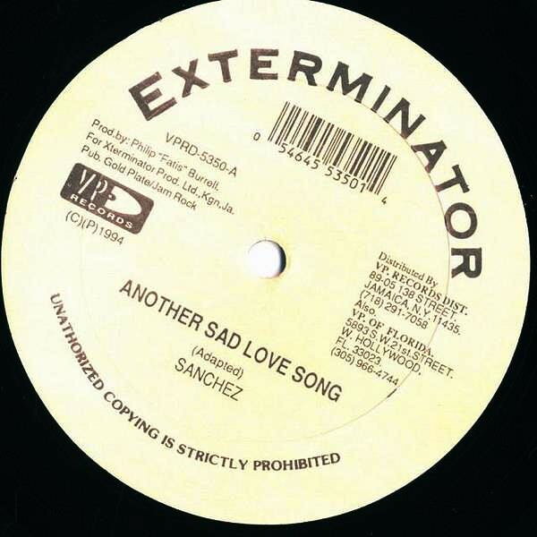 ・アーティスト Sanchez // Sanchez / Stinger Man ・タイトル Another Sad Love Song / Bumptious Girls ・レーベル・型番 Exterminator VPRD5350 ・フォーマット 12インチレコード ・コンディション(盤) 非常に良い(EX) ・コンディション(ジャケット) プレインカバー（元ジャケット／カバー無し） ・コンディション(帯) オビなし ・特記事項 サンプル画像です。実際の商品の画像ではありません 商品写真はバーコード/カタログ番号に対応したサンプル画像ですので、お送りする商品の画像ではありません。帯やライナーなどの付属品は、特記事項に記載されている場合のみ含まれます。プロモやカラーレコードなどの仕様についても、該当する場合のみ特記事項に記載しています。 【ご購入前に必ずご確認ください】 ・本店サイト(www.recordcity.jp)とは価格、送料が違います ・本店サイト、その他支店のオーダーとは同梱発送できません ・注文確定後に別の注文を頂いた場合、注文同士の同梱は致しかねます。 ・別倉庫から発送しているため、店頭受け渡しは対応しておりません ・一部商品は他の通販サイトでも販売しているため、ご注文のタイミングによっては商品のご用意ができない場合がございます。 ・土日祝日はお休みです 金曜・祝前日9時以降のご連絡またはご入金は、返答または発送が週明け・祝日明けに順次対応となります。 ・ご購入後のキャンセル不可 ご購入後のキャンセルはいかなる理由においてもお受けできません。ご了承の上、ご購入くださいませ。 ・日本郵便(ゆうパック/ゆうメール)によるお届けになります。 ・中古品であることをご理解ください 当ストアでは中古商品を主に販売しております。中古品であることをご理解の上ご購入ください。また、一部商品はRecordCityオンラインストアで試聴可能です。 ・返品について お客様のご都合による返品は一切承っておりません。 表記の内容と実際の商品に相違がある場合、また針飛び等で返品・返金をご希望される場合は、商品の到着後1週間以内にご連絡ください。商品の返送をこちらで確認後、キャンセル・返金を行います。 コンディションVG以下の商品は返品できません。プレイに影響のない表面のこすれ傷、プレス起因のノイズ盤は返品の対象外です。 【コンディション表記】 ・ほぼ新品(M-)(Like New) 完全な新品。未使用。当店ではほぼ使用しません ・非常に良い(EX)(Excellent) 中古盤として美品な状態。わずかな経年を感じるものの傷みを感じさせない、当店基準で最高の状態 ・良い(VG+)(Very Good Plus) 丁寧に扱われた中古品で、軽い使用感がみられる。 ・可(VG)(Acceptable) 使い込まれた中古品で、「良い」よりもさらに使用感がみられる。 ・悪い(VG-)(Bad) 状態が悪いアイテム。使用の保障はなく、再生不可、針飛び、目立つノイズがあるかもしれない。状態によるクレーム不可。返品不可。 ・非常に悪い(G)(Very Bad) 「悪い」よりさらに状態が悪いアイテム。使用の保障はなく、再生不可、針飛び、目立つノイズがあるかもしれない。状態によるクレーム不可。返品不可。 ・ジャンク(Fair)(Junk/Fair) 割れている、反っている、水ダメージがある、カビ、ジャケットが分離している、ひどい書き込み、ひどい擦れなど最低の状態。使用の保障はなく、再生不可、針飛び、目立つノイズがあるかもしれない。状態によるクレーム不可。返品不可。 ・ジャンク(Poor)(Junk/Poor) 割れている、反っている、水ダメージがある、カビ、ジャケットが分離している、ひどい書き込み、ひどい擦れなど最低の状態。使用の保障はなく、再生不可、針飛び、目立つノイズがあるかもしれない。状態によるクレーム不可。返品不可。