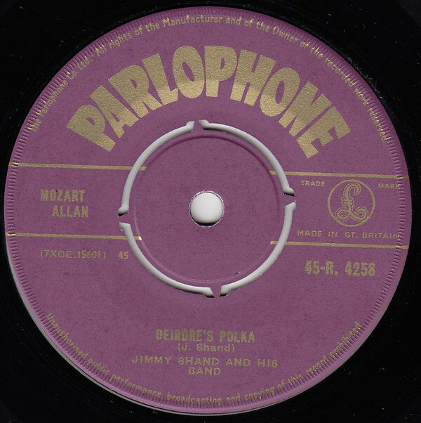 ・アーティスト Jimmy Shand & His Band ・タイトル Deirdre's Polka ・レーベル・型番 Parlophone 45R4258 ・フォーマット 7インチレコード ・コンディション(盤) 可 (VG) ・コンディション(ジャケット) プレインカバー（元ジャケット／カバー無し） ・コンディション(帯) オビなし ・特記事項 【盤に目立った跡】 サンプル画像です。実際の商品の画像ではありません 商品写真はバーコード/カタログ番号に対応したサンプル画像ですので、お送りする商品の画像ではありません。帯やライナーなどの付属品は、特記事項に記載されている場合のみ含まれます。プロモやカラーレコードなどの仕様についても、該当する場合のみ特記事項に記載しています。 【ご購入前に必ずご確認ください】 ・本店サイト(www.recordcity.jp)とは価格、送料が違います ・本店サイト、その他支店のオーダーとは同梱発送できません ・注文確定後に別の注文を頂いた場合、注文同士の同梱は致しかねます。 ・別倉庫から発送しているため、店頭受け渡しは対応しておりません ・一部商品は他の通販サイトでも販売しているため、ご注文のタイミングによっては商品のご用意ができない場合がございます。 ・土日祝日はお休みです 金曜・祝前日9時以降のご連絡またはご入金は、返答または発送が週明け・祝日明けに順次対応となります。 ・ご購入後のキャンセル不可 ご購入後のキャンセルはいかなる理由においてもお受けできません。ご了承の上、ご購入くださいませ。 ・日本郵便(ゆうパック/ゆうメール)によるお届けになります。 ・中古品であることをご理解ください 当ストアでは中古商品を主に販売しております。中古品であることをご理解の上ご購入ください。また、一部商品はRecordCityオンラインストアで試聴可能です。 ・返品について お客様のご都合による返品は一切承っておりません。 表記の内容と実際の商品に相違がある場合、また針飛び等で返品・返金をご希望される場合は、商品の到着後1週間以内にご連絡ください。商品の返送をこちらで確認後、キャンセル・返金を行います。 コンディションVG以下の商品は返品できません。プレイに影響のない表面のこすれ傷、プレス起因のノイズ盤は返品の対象外です。 【コンディション表記】 ・ほぼ新品(M-)(Like New) 完全な新品。未使用。当店ではほぼ使用しません ・非常に良い(EX)(Excellent) 中古盤として美品な状態。わずかな経年を感じるものの傷みを感じさせない、当店基準で最高の状態 ・良い(VG+)(Very Good Plus) 丁寧に扱われた中古品で、軽い使用感がみられる。 ・可(VG)(Acceptable) 使い込まれた中古品で、「良い」よりもさらに使用感がみられる。 ・悪い(VG-)(Bad) 状態が悪いアイテム。使用の保障はなく、再生不可、針飛び、目立つノイズがあるかもしれない。状態によるクレーム不可。返品不可。 ・非常に悪い(G)(Very Bad) 「悪い」よりさらに状態が悪いアイテム。使用の保障はなく、再生不可、針飛び、目立つノイズがあるかもしれない。状態によるクレーム不可。返品不可。 ・ジャンク(Fair)(Junk/Fair) 割れている、反っている、水ダメージがある、カビ、ジャケットが分離している、ひどい書き込み、ひどい擦れなど最低の状態。使用の保障はなく、再生不可、針飛び、目立つノイズがあるかもしれない。状態によるクレーム不可。返品不可。 ・ジャンク(Poor)(Junk/Poor) 割れている、反っている、水ダメージがある、カビ、ジャケットが分離している、ひどい書き込み、ひどい擦れなど最低の状態。使用の保障はなく、再生不可、針飛び、目立つノイズがあるかもしれない。状態によるクレーム不可。返品不可。