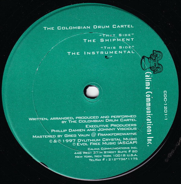 ・アーティスト Colombian Drum Cartel ・タイトル The Shipment ・レーベル・型番 Calima Communications Inc. CDC12011 ・フォーマット 12インチレコード ・コンディション(盤) 非常に良い(EX) ・コンディション(ジャケット) 良い (VG+) ・コンディション(帯) オビなし ・特記事項 サンプル画像です。実際の商品の画像ではありません 商品写真はバーコード/カタログ番号に対応したサンプル画像ですので、お送りする商品の画像ではありません。帯やライナーなどの付属品は、特記事項に記載されている場合のみ含まれます。プロモやカラーレコードなどの仕様についても、該当する場合のみ特記事項に記載しています。 【ご購入前に必ずご確認ください】 ・本店サイト(www.recordcity.jp)とは価格、送料が違います ・本店サイト、その他支店のオーダーとは同梱発送できません ・注文確定後に別の注文を頂いた場合、注文同士の同梱は致しかねます。 ・別倉庫から発送しているため、店頭受け渡しは対応しておりません ・一部商品は他の通販サイトでも販売しているため、ご注文のタイミングによっては商品のご用意ができない場合がございます。 ・土日祝日はお休みです 金曜・祝前日9時以降のご連絡またはご入金は、返答または発送が週明け・祝日明けに順次対応となります。 ・ご購入後のキャンセル不可 ご購入後のキャンセルはいかなる理由においてもお受けできません。ご了承の上、ご購入くださいませ。 ・日本郵便(ゆうパック/ゆうメール)によるお届けになります。 ・中古品であることをご理解ください 当ストアでは中古商品を主に販売しております。中古品であることをご理解の上ご購入ください。また、一部商品はRecordCityオンラインストアで試聴可能です。 ・返品について お客様のご都合による返品は一切承っておりません。 表記の内容と実際の商品に相違がある場合、また針飛び等で返品・返金をご希望される場合は、商品の到着後1週間以内にご連絡ください。商品の返送をこちらで確認後、キャンセル・返金を行います。 コンディションVG以下の商品は返品できません。プレイに影響のない表面のこすれ傷、プレス起因のノイズ盤は返品の対象外です。 【コンディション表記】 ・ほぼ新品(M-)(Like New) 完全な新品。未使用。当店ではほぼ使用しません ・非常に良い(EX)(Excellent) 中古盤として美品な状態。わずかな経年を感じるものの傷みを感じさせない、当店基準で最高の状態 ・良い(VG+)(Very Good Plus) 丁寧に扱われた中古品で、軽い使用感がみられる。 ・可(VG)(Acceptable) 使い込まれた中古品で、「良い」よりもさらに使用感がみられる。 ・悪い(VG-)(Bad) 状態が悪いアイテム。使用の保障はなく、再生不可、針飛び、目立つノイズがあるかもしれない。状態によるクレーム不可。返品不可。 ・非常に悪い(G)(Very Bad) 「悪い」よりさらに状態が悪いアイテム。使用の保障はなく、再生不可、針飛び、目立つノイズがあるかもしれない。状態によるクレーム不可。返品不可。 ・ジャンク(Fair)(Junk/Fair) 割れている、反っている、水ダメージがある、カビ、ジャケットが分離している、ひどい書き込み、ひどい擦れなど最低の状態。使用の保障はなく、再生不可、針飛び、目立つノイズがあるかもしれない。状態によるクレーム不可。返品不可。 ・ジャンク(Poor)(Junk/Poor) 割れている、反っている、水ダメージがある、カビ、ジャケットが分離している、ひどい書き込み、ひどい擦れなど最低の状態。使用の保障はなく、再生不可、針飛び、目立つノイズがあるかもしれない。状態によるクレーム不可。返品不可。