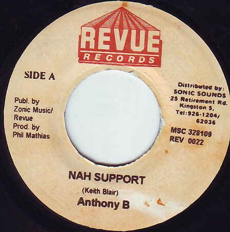 ・アーティスト Anthony B ・タイトル Nah Support ・レーベル・型番 Revue Records NONE ・フォーマット 7インチレコード ・コンディション(盤) 良い (VG+) ・コンディション(ジャケット) ・コンディション(帯) オビなし ・特記事項 【レーベルにシール付着】 サンプル画像です。実際の商品の画像ではありません 商品写真はバーコード/カタログ番号に対応したサンプル画像ですので、お送りする商品の画像ではありません。帯やライナーなどの付属品は、特記事項に記載されている場合のみ含まれます。プロモやカラーレコードなどの仕様についても、該当する場合のみ特記事項に記載しています。 【ご購入前に必ずご確認ください】 ・本店サイト(www.recordcity.jp)とは価格、送料が違います ・本店サイト、その他支店のオーダーとは同梱発送できません ・注文確定後に別の注文を頂いた場合、注文同士の同梱は致しかねます。 ・別倉庫から発送しているため、店頭受け渡しは対応しておりません ・一部商品は他の通販サイトでも販売しているため、ご注文のタイミングによっては商品のご用意ができない場合がございます。 ・土日祝日はお休みです 金曜・祝前日9時以降のご連絡またはご入金は、返答または発送が週明け・祝日明けに順次対応となります。 ・ご購入後のキャンセル不可 ご購入後のキャンセルはいかなる理由においてもお受けできません。ご了承の上、ご購入くださいませ。 ・日本郵便(ゆうパック/ゆうメール)によるお届けになります。 ・中古品であることをご理解ください 当ストアでは中古商品を主に販売しております。中古品であることをご理解の上ご購入ください。また、一部商品はRecordCityオンラインストアで試聴可能です。 ・返品について お客様のご都合による返品は一切承っておりません。 表記の内容と実際の商品に相違がある場合、また針飛び等で返品・返金をご希望される場合は、商品の到着後1週間以内にご連絡ください。商品の返送をこちらで確認後、キャンセル・返金を行います。 コンディションVG以下の商品は返品できません。プレイに影響のない表面のこすれ傷、プレス起因のノイズ盤は返品の対象外です。 【コンディション表記】 ・ほぼ新品(M-)(Like New) 完全な新品。未使用。当店ではほぼ使用しません ・非常に良い(EX)(Excellent) 中古盤として美品な状態。わずかな経年を感じるものの傷みを感じさせない、当店基準で最高の状態 ・良い(VG+)(Very Good Plus) 丁寧に扱われた中古品で、軽い使用感がみられる。 ・可(VG)(Acceptable) 使い込まれた中古品で、「良い」よりもさらに使用感がみられる。 ・悪い(VG-)(Bad) 状態が悪いアイテム。使用の保障はなく、再生不可、針飛び、目立つノイズがあるかもしれない。状態によるクレーム不可。返品不可。 ・非常に悪い(G)(Very Bad) 「悪い」よりさらに状態が悪いアイテム。使用の保障はなく、再生不可、針飛び、目立つノイズがあるかもしれない。状態によるクレーム不可。返品不可。 ・ジャンク(Fair)(Junk/Fair) 割れている、反っている、水ダメージがある、カビ、ジャケットが分離している、ひどい書き込み、ひどい擦れなど最低の状態。使用の保障はなく、再生不可、針飛び、目立つノイズがあるかもしれない。状態によるクレーム不可。返品不可。 ・ジャンク(Poor)(Junk/Poor) 割れている、反っている、水ダメージがある、カビ、ジャケットが分離している、ひどい書き込み、ひどい擦れなど最低の状態。使用の保障はなく、再生不可、針飛び、目立つノイズがあるかもしれない。状態によるクレーム不可。返品不可。
