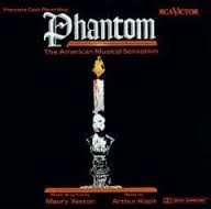 ・アーティスト Maury Yeston ・タイトル Phantom ・レーベル・型番 RCA Victor 09026616602 ・フォーマット CD ・コンディション(盤) 良い (VG+) ・コンディション(ジャケット) ・コンディション(帯) オビなし ・特記事項 【ケースヒビ】 サンプル画像です。実際の商品の画像ではありません 商品写真はバーコード/カタログ番号に対応したサンプル画像ですので、お送りする商品の画像ではありません。帯やライナーなどの付属品は、特記事項に記載されている場合のみ含まれます。プロモやカラーレコードなどの仕様についても、該当する場合のみ特記事項に記載しています。 【ご購入前に必ずご確認ください】 ・本店サイト(www.recordcity.jp)とは価格、送料が違います ・本店サイト、その他支店のオーダーとは同梱発送できません ・注文確定後に別の注文を頂いた場合、注文同士の同梱は致しかねます。 ・別倉庫から発送しているため、店頭受け渡しは対応しておりません ・一部商品は他の通販サイトでも販売しているため、ご注文のタイミングによっては商品のご用意ができない場合がございます。 ・土日祝日はお休みです 金曜・祝前日9時以降のご連絡またはご入金は、返答または発送が週明け・祝日明けに順次対応となります。 ・ご購入後のキャンセル不可 ご購入後のキャンセルはいかなる理由においてもお受けできません。ご了承の上、ご購入くださいませ。 ・日本郵便(ゆうパック/ゆうメール)によるお届けになります。 ・中古品であることをご理解ください 当ストアでは中古商品を主に販売しております。中古品であることをご理解の上ご購入ください。また、一部商品はRecordCityオンラインストアで試聴可能です。 ・返品について お客様のご都合による返品は一切承っておりません。 表記の内容と実際の商品に相違がある場合、また針飛び等で返品・返金をご希望される場合は、商品の到着後1週間以内にご連絡ください。商品の返送をこちらで確認後、キャンセル・返金を行います。 コンディションVG以下の商品は返品できません。プレイに影響のない表面のこすれ傷、プレス起因のノイズ盤は返品の対象外です。 【コンディション表記】 ・ほぼ新品(M-)(Like New) 完全な新品。未使用。当店ではほぼ使用しません ・非常に良い(EX)(Excellent) 中古盤として美品な状態。わずかな経年を感じるものの傷みを感じさせない、当店基準で最高の状態 ・良い(VG+)(Very Good Plus) 丁寧に扱われた中古品で、軽い使用感がみられる。 ・可(VG)(Acceptable) 使い込まれた中古品で、「良い」よりもさらに使用感がみられる。 ・悪い(VG-)(Bad) 状態が悪いアイテム。使用の保障はなく、再生不可、針飛び、目立つノイズがあるかもしれない。状態によるクレーム不可。返品不可。 ・非常に悪い(G)(Very Bad) 「悪い」よりさらに状態が悪いアイテム。使用の保障はなく、再生不可、針飛び、目立つノイズがあるかもしれない。状態によるクレーム不可。返品不可。 ・ジャンク(Fair)(Junk/Fair) 割れている、反っている、水ダメージがある、カビ、ジャケットが分離している、ひどい書き込み、ひどい擦れなど最低の状態。使用の保障はなく、再生不可、針飛び、目立つノイズがあるかもしれない。状態によるクレーム不可。返品不可。 ・ジャンク(Poor)(Junk/Poor) 割れている、反っている、水ダメージがある、カビ、ジャケットが分離している、ひどい書き込み、ひどい擦れなど最低の状態。使用の保障はなく、再生不可、針飛び、目立つノイズがあるかもしれない。状態によるクレーム不可。返品不可。