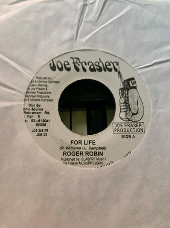 ・アーティスト Roger Robin ・タイトル For Life ・レーベル・型番 Joe Frasier US VPS9030 ・フォーマット 7インチレコード ・コンディション(盤) 新品 (M) ・コンディション(ジャケット) ・コンディション(帯) オビなし ・特記事項 サンプル画像です。実際の商品の画像ではありません 商品写真はバーコード/カタログ番号に対応したサンプル画像ですので、お送りする商品の画像ではありません。帯やライナーなどの付属品は、特記事項に記載されている場合のみ含まれます。プロモやカラーレコードなどの仕様についても、該当する場合のみ特記事項に記載しています。 【ご購入前に必ずご確認ください】 ・本店サイト(www.recordcity.jp)とは価格、送料が違います ・本店サイト、その他支店のオーダーとは同梱発送できません ・注文確定後に別の注文を頂いた場合、注文同士の同梱は致しかねます。 ・別倉庫から発送しているため、店頭受け渡しは対応しておりません ・一部商品は他の通販サイトでも販売しているため、ご注文のタイミングによっては商品のご用意ができない場合がございます。 ・土日祝日はお休みです 金曜・祝前日9時以降のご連絡またはご入金は、返答または発送が週明け・祝日明けに順次対応となります。 ・ご購入後のキャンセル不可 ご購入後のキャンセルはいかなる理由においてもお受けできません。ご了承の上、ご購入くださいませ。 ・日本郵便(ゆうパック/ゆうメール)によるお届けになります。 ・中古品であることをご理解ください 当ストアでは中古商品を主に販売しております。中古品であることをご理解の上ご購入ください。また、一部商品はRecordCityオンラインストアで試聴可能です。 ・返品について お客様のご都合による返品は一切承っておりません。 表記の内容と実際の商品に相違がある場合、また針飛び等で返品・返金をご希望される場合は、商品の到着後1週間以内にご連絡ください。商品の返送をこちらで確認後、キャンセル・返金を行います。 コンディションVG以下の商品は返品できません。プレイに影響のない表面のこすれ傷、プレス起因のノイズ盤は返品の対象外です。 【コンディション表記】 ・ほぼ新品(M-)(Like New) 完全な新品。未使用。当店ではほぼ使用しません ・非常に良い(EX)(Excellent) 中古盤として美品な状態。わずかな経年を感じるものの傷みを感じさせない、当店基準で最高の状態 ・良い(VG+)(Very Good Plus) 丁寧に扱われた中古品で、軽い使用感がみられる。 ・可(VG)(Acceptable) 使い込まれた中古品で、「良い」よりもさらに使用感がみられる。 ・悪い(VG-)(Bad) 状態が悪いアイテム。使用の保障はなく、再生不可、針飛び、目立つノイズがあるかもしれない。状態によるクレーム不可。返品不可。 ・非常に悪い(G)(Very Bad) 「悪い」よりさらに状態が悪いアイテム。使用の保障はなく、再生不可、針飛び、目立つノイズがあるかもしれない。状態によるクレーム不可。返品不可。 ・ジャンク(Fair)(Junk/Fair) 割れている、反っている、水ダメージがある、カビ、ジャケットが分離している、ひどい書き込み、ひどい擦れなど最低の状態。使用の保障はなく、再生不可、針飛び、目立つノイズがあるかもしれない。状態によるクレーム不可。返品不可。 ・ジャンク(Poor)(Junk/Poor) 割れている、反っている、水ダメージがある、カビ、ジャケットが分離している、ひどい書き込み、ひどい擦れなど最低の状態。使用の保障はなく、再生不可、針飛び、目立つノイズがあるかもしれない。状態によるクレーム不可。返品不可。