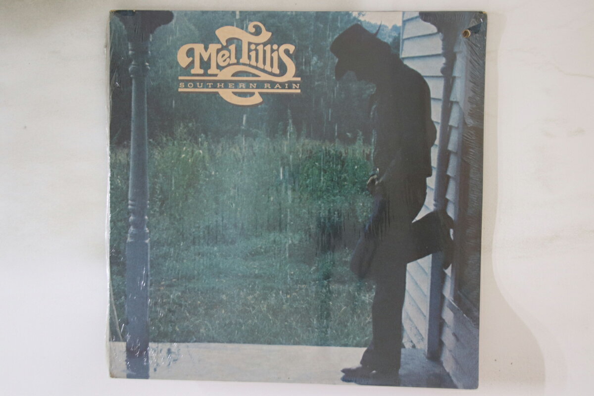 ・アーティスト Mel Tillis ・タイトル Southern Rain ・レーベル ELEKTRA 6E310 ・フォーマット LPレコード ・コンディション(盤) ほぼ新品 (M-) ・コンディション(ジャケット) ほぼ新品 (M-) ・コンディション(帯) オビなし ・特記事項 【未開封】 【カバーにカットアウトホール】 実際に発送される商品の画像です 【ご購入前に必ずご確認ください】 ・本店サイト(www.recordcity.jp)とは価格、送料が違います ・本店サイト、その他支店のオーダーとは同梱発送できません ・別倉庫から発送しているため、店頭受け渡しは対応しておりません ・一部商品は他の通販サイトでも販売しているため、ご注文のタイミングによっては商品のご用意ができない場合がございます。 ・土日祝日はお休みです 金曜・祝前日9時以降のご連絡またはご入金は、返答または発送が週明け・祝日明けに順次対応となります。 ・ご購入後のキャンセル不可 ご購入後のキャンセルはいかなる理由においてもお受けできません。ご了承の上、ご購入くださいませ。 ・日本郵便(ゆうパック/ゆうメール)によるお届けになります。 ・中古品であることをご理解ください 当ストアではお客様よりお譲りいただいた中古商品を主に販売しております。中古品であることをご理解の上ご購入ください。また、一部商品はRecordCityオンラインストアで試聴可能です。 ・返品について お客様のご都合による返品は一切承っておりません。 表記の内容と実際の商品に相違がある場合、また針飛び等で返品・返金をご希望される場合は、商品の到着後1週間以内にご連絡ください。商品の返送をこちらで確認後、キャンセル・返金を行います。 コンディションVG以下の商品は返品できません。プレイに影響のない表面のこすれ傷、プレス起因のノイズ盤は返品の対象外です。 【コンディション表記】 ・ほぼ新品(M-)(Like New) 完全な新品。未使用。当店ではほぼ使用しません ・非常に良い(EX)(Excellent) 中古盤として美品な状態。わずかな経年を感じるものの傷みを感じさせない、当店基準で最高の状態 ・良い(VG+)(Very Good Plus) 丁寧に扱われた中古品で、軽い使用感がみられる。 ・可(VG)(Acceptable) 使い込まれた中古品で、「良い」よりもさらに使用感がみられる。 ・悪い(VG-)(Bad) 状態が悪いアイテム。使用の保障はなく、再生不可、針飛び、目立つノイズがあるかもしれない。状態によるクレーム不可。返品不可。 ・非常に悪い(G)(Very Bad) 「悪い」よりさらに状態が悪いアイテム。使用の保障はなく、再生不可、針飛び、目立つノイズがあるかもしれない。状態によるクレーム不可。返品不可。 ・ジャンク(Fair)(Junk/Fair) 割れている、反っている、水ダメージがある、カビ、ジャケットが分離している、ひどい書き込み、ひどい擦れなど最低の状態。使用の保障はなく、再生不可、針飛び、目立つノイズがあるかもしれない。状態によるクレーム不可。返品不可。 ・ジャンク(Poor)(Junk/Poor) 割れている、反っている、水ダメージがある、カビ、ジャケットが分離している、ひどい書き込み、ひどい擦れなど最低の状態。使用の保障はなく、再生不可、針飛び、目立つノイズがあるかもしれない。状態によるクレーム不可。返品不可。