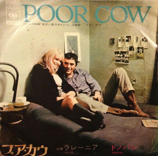 ・アーティスト Donovan ・タイトル Poor Cow / Lalena ・レーベル・型番 CBS SONY SONG80033 ・フォーマット 7インチレコード ・コンディション(盤) 良い (VG+) ・コンディション(ジャケット) 可 (VG) ・コンディション(帯) オビなし ・特記事項 サンプル画像です。実際の商品の画像ではありません 商品写真はバーコード/カタログ番号に対応したサンプル画像ですので、お送りする商品の画像ではありません。帯やライナーなどの付属品は、特記事項に記載されている場合のみ含まれます。プロモやカラーレコードなどの仕様についても、該当する場合のみ特記事項に記載しています。 【ご購入前に必ずご確認ください】 ・本店サイト(www.recordcity.jp)とは価格、送料が違います ・本店サイト、その他支店のオーダーとは同梱発送できません ・注文確定後に別の注文を頂いた場合、注文同士の同梱は致しかねます。 ・別倉庫から発送しているため、店頭受け渡しは対応しておりません ・一部商品は他の通販サイトでも販売しているため、ご注文のタイミングによっては商品のご用意ができない場合がございます。 ・土日祝日はお休みです 金曜・祝前日9時以降のご連絡またはご入金は、返答または発送が週明け・祝日明けに順次対応となります。 ・ご購入後のキャンセル不可 ご購入後のキャンセルはいかなる理由においてもお受けできません。ご了承の上、ご購入くださいませ。 ・日本郵便(ゆうパック/ゆうメール)によるお届けになります。 ・中古品であることをご理解ください 当ストアでは中古商品を主に販売しております。中古品であることをご理解の上ご購入ください。また、一部商品はRecordCityオンラインストアで試聴可能です。 ・返品について お客様のご都合による返品は一切承っておりません。 表記の内容と実際の商品に相違がある場合、また針飛び等で返品・返金をご希望される場合は、商品の到着後1週間以内にご連絡ください。商品の返送をこちらで確認後、キャンセル・返金を行います。 コンディションVG以下の商品は返品できません。プレイに影響のない表面のこすれ傷、プレス起因のノイズ盤は返品の対象外です。 【コンディション表記】 ・ほぼ新品(M-)(Like New) 完全な新品。未使用。当店ではほぼ使用しません ・非常に良い(EX)(Excellent) 中古盤として美品な状態。わずかな経年を感じるものの傷みを感じさせない、当店基準で最高の状態 ・良い(VG+)(Very Good Plus) 丁寧に扱われた中古品で、軽い使用感がみられる。 ・可(VG)(Acceptable) 使い込まれた中古品で、「良い」よりもさらに使用感がみられる。 ・悪い(VG-)(Bad) 状態が悪いアイテム。使用の保障はなく、再生不可、針飛び、目立つノイズがあるかもしれない。状態によるクレーム不可。返品不可。 ・非常に悪い(G)(Very Bad) 「悪い」よりさらに状態が悪いアイテム。使用の保障はなく、再生不可、針飛び、目立つノイズがあるかもしれない。状態によるクレーム不可。返品不可。 ・ジャンク(Fair)(Junk/Fair) 割れている、反っている、水ダメージがある、カビ、ジャケットが分離している、ひどい書き込み、ひどい擦れなど最低の状態。使用の保障はなく、再生不可、針飛び、目立つノイズがあるかもしれない。状態によるクレーム不可。返品不可。 ・ジャンク(Poor)(Junk/Poor) 割れている、反っている、水ダメージがある、カビ、ジャケットが分離している、ひどい書き込み、ひどい擦れなど最低の状態。使用の保障はなく、再生不可、針飛び、目立つノイズがあるかもしれない。状態によるクレーム不可。返品不可。