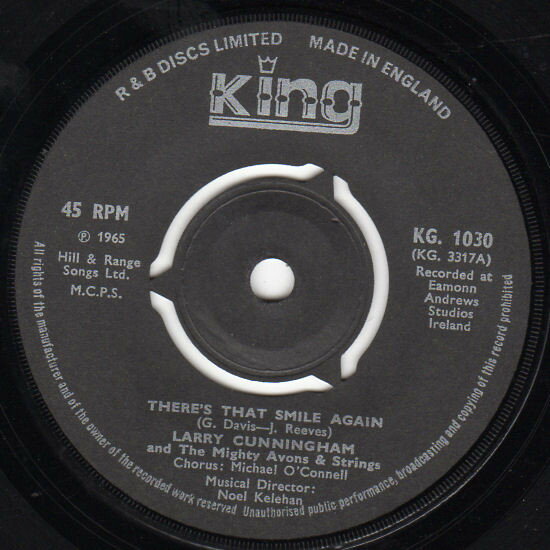 ・アーティスト Larry Cunningham (2) & The Mighty Avons ・タイトル There's That Smile Again ・レーベル・型番 King Records KG1030 ・フォーマット 7インチレコード ・コンディション(盤) 良い (VG+) ・コンディション(ジャケット) プレインカバー（元ジャケット／カバー無し） ・コンディション(帯) オビなし ・特記事項 【盤に浅い跡】 サンプル画像です。実際の商品の画像ではありません 商品写真はバーコード/カタログ番号に対応したサンプル画像ですので、お送りする商品の画像ではありません。帯やライナーなどの付属品は、特記事項に記載されている場合のみ含まれます。プロモやカラーレコードなどの仕様についても、該当する場合のみ特記事項に記載しています。 【ご購入前に必ずご確認ください】 ・本店サイト(www.recordcity.jp)とは価格、送料が違います ・本店サイト、その他支店のオーダーとは同梱発送できません ・注文確定後に別の注文を頂いた場合、注文同士の同梱は致しかねます。 ・別倉庫から発送しているため、店頭受け渡しは対応しておりません ・一部商品は他の通販サイトでも販売しているため、ご注文のタイミングによっては商品のご用意ができない場合がございます。 ・土日祝日はお休みです 金曜・祝前日9時以降のご連絡またはご入金は、返答または発送が週明け・祝日明けに順次対応となります。 ・ご購入後のキャンセル不可 ご購入後のキャンセルはいかなる理由においてもお受けできません。ご了承の上、ご購入くださいませ。 ・日本郵便(ゆうパック/ゆうメール)によるお届けになります。 ・中古品であることをご理解ください 当ストアでは中古商品を主に販売しております。中古品であることをご理解の上ご購入ください。また、一部商品はRecordCityオンラインストアで試聴可能です。 ・返品について お客様のご都合による返品は一切承っておりません。 表記の内容と実際の商品に相違がある場合、また針飛び等で返品・返金をご希望される場合は、商品の到着後1週間以内にご連絡ください。商品の返送をこちらで確認後、キャンセル・返金を行います。 コンディションVG以下の商品は返品できません。プレイに影響のない表面のこすれ傷、プレス起因のノイズ盤は返品の対象外です。 【コンディション表記】 ・ほぼ新品(M-)(Like New) 完全な新品。未使用。当店ではほぼ使用しません ・非常に良い(EX)(Excellent) 中古盤として美品な状態。わずかな経年を感じるものの傷みを感じさせない、当店基準で最高の状態 ・良い(VG+)(Very Good Plus) 丁寧に扱われた中古品で、軽い使用感がみられる。 ・可(VG)(Acceptable) 使い込まれた中古品で、「良い」よりもさらに使用感がみられる。 ・悪い(VG-)(Bad) 状態が悪いアイテム。使用の保障はなく、再生不可、針飛び、目立つノイズがあるかもしれない。状態によるクレーム不可。返品不可。 ・非常に悪い(G)(Very Bad) 「悪い」よりさらに状態が悪いアイテム。使用の保障はなく、再生不可、針飛び、目立つノイズがあるかもしれない。状態によるクレーム不可。返品不可。 ・ジャンク(Fair)(Junk/Fair) 割れている、反っている、水ダメージがある、カビ、ジャケットが分離している、ひどい書き込み、ひどい擦れなど最低の状態。使用の保障はなく、再生不可、針飛び、目立つノイズがあるかもしれない。状態によるクレーム不可。返品不可。 ・ジャンク(Poor)(Junk/Poor) 割れている、反っている、水ダメージがある、カビ、ジャケットが分離している、ひどい書き込み、ひどい擦れなど最低の状態。使用の保障はなく、再生不可、針飛び、目立つノイズがあるかもしれない。状態によるクレーム不可。返品不可。