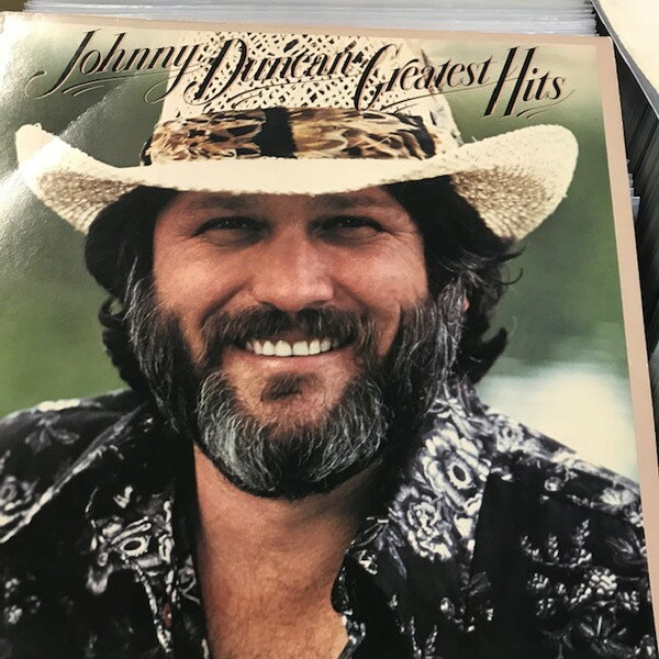 ・アーティスト Johnny Duncan (3) ・タイトル Greatest Hits ・レーベル・型番 CBS Inc. CBS83486 ・フォーマット LPレコード ・コンディション(盤) 良い (VG+) ・コンディション(ジャケット) 良い (VG+) ・コンディション(帯) オビなし ・特記事項 サンプル画像です。実際の商品の画像ではありません 商品写真はバーコード/カタログ番号に対応したサンプル画像ですので、お送りする商品の画像ではありません。帯やライナーなどの付属品は、特記事項に記載されている場合のみ含まれます。プロモやカラーレコードなどの仕様についても、該当する場合のみ特記事項に記載しています。 【ご購入前に必ずご確認ください】 ・本店サイト(www.recordcity.jp)とは価格、送料が違います ・本店サイト、その他支店のオーダーとは同梱発送できません ・注文確定後に別の注文を頂いた場合、注文同士の同梱は致しかねます。 ・別倉庫から発送しているため、店頭受け渡しは対応しておりません ・一部商品は他の通販サイトでも販売しているため、ご注文のタイミングによっては商品のご用意ができない場合がございます。 ・土日祝日はお休みです 金曜・祝前日9時以降のご連絡またはご入金は、返答または発送が週明け・祝日明けに順次対応となります。 ・ご購入後のキャンセル不可 ご購入後のキャンセルはいかなる理由においてもお受けできません。ご了承の上、ご購入くださいませ。 ・日本郵便(ゆうパック/ゆうメール)によるお届けになります。 ・中古品であることをご理解ください 当ストアでは中古商品を主に販売しております。中古品であることをご理解の上ご購入ください。また、一部商品はRecordCityオンラインストアで試聴可能です。 ・返品について お客様のご都合による返品は一切承っておりません。 表記の内容と実際の商品に相違がある場合、また針飛び等で返品・返金をご希望される場合は、商品の到着後1週間以内にご連絡ください。商品の返送をこちらで確認後、キャンセル・返金を行います。 コンディションVG以下の商品は返品できません。プレイに影響のない表面のこすれ傷、プレス起因のノイズ盤は返品の対象外です。 【コンディション表記】 ・ほぼ新品(M-)(Like New) 完全な新品。未使用。当店ではほぼ使用しません ・非常に良い(EX)(Excellent) 中古盤として美品な状態。わずかな経年を感じるものの傷みを感じさせない、当店基準で最高の状態 ・良い(VG+)(Very Good Plus) 丁寧に扱われた中古品で、軽い使用感がみられる。 ・可(VG)(Acceptable) 使い込まれた中古品で、「良い」よりもさらに使用感がみられる。 ・悪い(VG-)(Bad) 状態が悪いアイテム。使用の保障はなく、再生不可、針飛び、目立つノイズがあるかもしれない。状態によるクレーム不可。返品不可。 ・非常に悪い(G)(Very Bad) 「悪い」よりさらに状態が悪いアイテム。使用の保障はなく、再生不可、針飛び、目立つノイズがあるかもしれない。状態によるクレーム不可。返品不可。 ・ジャンク(Fair)(Junk/Fair) 割れている、反っている、水ダメージがある、カビ、ジャケットが分離している、ひどい書き込み、ひどい擦れなど最低の状態。使用の保障はなく、再生不可、針飛び、目立つノイズがあるかもしれない。状態によるクレーム不可。返品不可。 ・ジャンク(Poor)(Junk/Poor) 割れている、反っている、水ダメージがある、カビ、ジャケットが分離している、ひどい書き込み、ひどい擦れなど最低の状態。使用の保障はなく、再生不可、針飛び、目立つノイズがあるかもしれない。状態によるクレーム不可。返品不可。