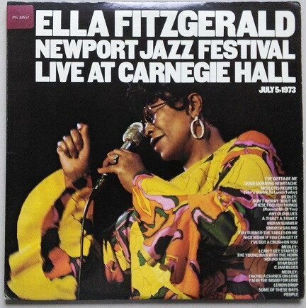 ・アーティスト Ella Fitzgerald ・タイトル Newport Jazz Festival Live At Carnegie Hall, July 5, 1973 ・レーベル・型番 COLUMBIA KG32557 ・フォーマット LPレコード ・コンディション(盤) 良い (VG+) ・コンディション(ジャケット) 可 (VG) ・コンディション(帯) オビなし ・特記事項 【カバー抜け】【盤に浅い跡】 サンプル画像です。実際の商品の画像ではありません 商品写真はバーコード/カタログ番号に対応したサンプル画像ですので、お送りする商品の画像ではありません。帯やライナーなどの付属品は、特記事項に記載されている場合のみ含まれます。プロモやカラーレコードなどの仕様についても、該当する場合のみ特記事項に記載しています。 【ご購入前に必ずご確認ください】 ・本店サイト(www.recordcity.jp)とは価格、送料が違います ・本店サイト、その他支店のオーダーとは同梱発送できません ・注文確定後に別の注文を頂いた場合、注文同士の同梱は致しかねます。 ・別倉庫から発送しているため、店頭受け渡しは対応しておりません ・一部商品は他の通販サイトでも販売しているため、ご注文のタイミングによっては商品のご用意ができない場合がございます。 ・土日祝日はお休みです 金曜・祝前日9時以降のご連絡またはご入金は、返答または発送が週明け・祝日明けに順次対応となります。 ・ご購入後のキャンセル不可 ご購入後のキャンセルはいかなる理由においてもお受けできません。ご了承の上、ご購入くださいませ。 ・日本郵便(ゆうパック/ゆうメール)によるお届けになります。 ・中古品であることをご理解ください 当ストアでは中古商品を主に販売しております。中古品であることをご理解の上ご購入ください。また、一部商品はRecordCityオンラインストアで試聴可能です。 ・返品について お客様のご都合による返品は一切承っておりません。 表記の内容と実際の商品に相違がある場合、また針飛び等で返品・返金をご希望される場合は、商品の到着後1週間以内にご連絡ください。商品の返送をこちらで確認後、キャンセル・返金を行います。 コンディションVG以下の商品は返品できません。プレイに影響のない表面のこすれ傷、プレス起因のノイズ盤は返品の対象外です。 【コンディション表記】 ・ほぼ新品(M-)(Like New) 完全な新品。未使用。当店ではほぼ使用しません ・非常に良い(EX)(Excellent) 中古盤として美品な状態。わずかな経年を感じるものの傷みを感じさせない、当店基準で最高の状態 ・良い(VG+)(Very Good Plus) 丁寧に扱われた中古品で、軽い使用感がみられる。 ・可(VG)(Acceptable) 使い込まれた中古品で、「良い」よりもさらに使用感がみられる。 ・悪い(VG-)(Bad) 状態が悪いアイテム。使用の保障はなく、再生不可、針飛び、目立つノイズがあるかもしれない。状態によるクレーム不可。返品不可。 ・非常に悪い(G)(Very Bad) 「悪い」よりさらに状態が悪いアイテム。使用の保障はなく、再生不可、針飛び、目立つノイズがあるかもしれない。状態によるクレーム不可。返品不可。 ・ジャンク(Fair)(Junk/Fair) 割れている、反っている、水ダメージがある、カビ、ジャケットが分離している、ひどい書き込み、ひどい擦れなど最低の状態。使用の保障はなく、再生不可、針飛び、目立つノイズがあるかもしれない。状態によるクレーム不可。返品不可。 ・ジャンク(Poor)(Junk/Poor) 割れている、反っている、水ダメージがある、カビ、ジャケットが分離している、ひどい書き込み、ひどい擦れなど最低の状態。使用の保障はなく、再生不可、針飛び、目立つノイズがあるかもしれない。状態によるクレーム不可。返品不可。