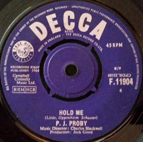 ・アーティスト P.J. Proby ・タイトル Hold Me ・レーベル・型番 Decca F11904 ・フォーマット 7インチレコード ・コンディション(盤) 可 (VG) ・コンディション(ジャケット) プレインカバー（元ジャケット／カバー無し） ・コンディション(帯) オビなし ・特記事項 【盤に小さいキズ】 サンプル画像です。実際の商品の画像ではありません 商品写真はバーコード/カタログ番号に対応したサンプル画像ですので、お送りする商品の画像ではありません。帯やライナーなどの付属品は、特記事項に記載されている場合のみ含まれます。プロモやカラーレコードなどの仕様についても、該当する場合のみ特記事項に記載しています。 【ご購入前に必ずご確認ください】 ・本店サイト(www.recordcity.jp)とは価格、送料が違います ・本店サイト、その他支店のオーダーとは同梱発送できません ・注文確定後に別の注文を頂いた場合、注文同士の同梱は致しかねます。 ・別倉庫から発送しているため、店頭受け渡しは対応しておりません ・一部商品は他の通販サイトでも販売しているため、ご注文のタイミングによっては商品のご用意ができない場合がございます。 ・土日祝日はお休みです 金曜・祝前日9時以降のご連絡またはご入金は、返答または発送が週明け・祝日明けに順次対応となります。 ・ご購入後のキャンセル不可 ご購入後のキャンセルはいかなる理由においてもお受けできません。ご了承の上、ご購入くださいませ。 ・日本郵便(ゆうパック/ゆうメール)によるお届けになります。 ・中古品であることをご理解ください 当ストアでは中古商品を主に販売しております。中古品であることをご理解の上ご購入ください。また、一部商品はRecordCityオンラインストアで試聴可能です。 ・返品について お客様のご都合による返品は一切承っておりません。 表記の内容と実際の商品に相違がある場合、また針飛び等で返品・返金をご希望される場合は、商品の到着後1週間以内にご連絡ください。商品の返送をこちらで確認後、キャンセル・返金を行います。 コンディションVG以下の商品は返品できません。プレイに影響のない表面のこすれ傷、プレス起因のノイズ盤は返品の対象外です。 【コンディション表記】 ・ほぼ新品(M-)(Like New) 完全な新品。未使用。当店ではほぼ使用しません ・非常に良い(EX)(Excellent) 中古盤として美品な状態。わずかな経年を感じるものの傷みを感じさせない、当店基準で最高の状態 ・良い(VG+)(Very Good Plus) 丁寧に扱われた中古品で、軽い使用感がみられる。 ・可(VG)(Acceptable) 使い込まれた中古品で、「良い」よりもさらに使用感がみられる。 ・悪い(VG-)(Bad) 状態が悪いアイテム。使用の保障はなく、再生不可、針飛び、目立つノイズがあるかもしれない。状態によるクレーム不可。返品不可。 ・非常に悪い(G)(Very Bad) 「悪い」よりさらに状態が悪いアイテム。使用の保障はなく、再生不可、針飛び、目立つノイズがあるかもしれない。状態によるクレーム不可。返品不可。 ・ジャンク(Fair)(Junk/Fair) 割れている、反っている、水ダメージがある、カビ、ジャケットが分離している、ひどい書き込み、ひどい擦れなど最低の状態。使用の保障はなく、再生不可、針飛び、目立つノイズがあるかもしれない。状態によるクレーム不可。返品不可。 ・ジャンク(Poor)(Junk/Poor) 割れている、反っている、水ダメージがある、カビ、ジャケットが分離している、ひどい書き込み、ひどい擦れなど最低の状態。使用の保障はなく、再生不可、針飛び、目立つノイズがあるかもしれない。状態によるクレーム不可。返品不可。