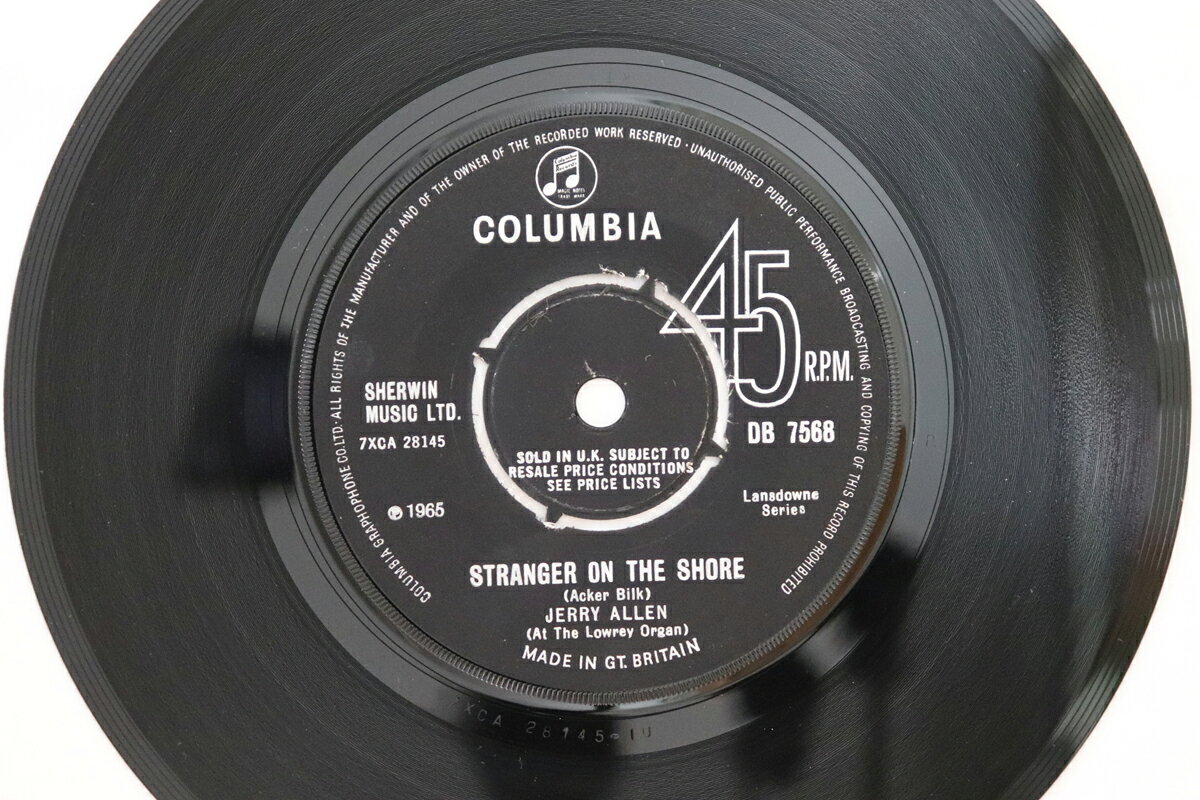 ・アーティスト Jerry Allen ・タイトル Stranger On The Shore ・レーベル・型番 Columbia DB7568 ・フォーマット 7インチレコード ・コンディション(盤) 良い (VG+) ・コンディション(ジャケット) ・コンディション(帯) オビなし ・特記事項 【盤に薄い跡】 実際に発送される商品の画像です 【ご購入前に必ずご確認ください】 ・本店サイト(www.recordcity.jp)とは価格、送料が違います ・本店サイト、その他支店のオーダーとは同梱発送できません ・注文確定後に別の注文を頂いた場合、注文同士の同梱は致しかねます。 ・別倉庫から発送しているため、店頭受け渡しは対応しておりません ・一部商品は他の通販サイトでも販売しているため、ご注文のタイミングによっては商品のご用意ができない場合がございます。 ・土日祝日はお休みです 金曜・祝前日9時以降のご連絡またはご入金は、返答または発送が週明け・祝日明けに順次対応となります。 ・ご購入後のキャンセル不可 ご購入後のキャンセルはいかなる理由においてもお受けできません。ご了承の上、ご購入くださいませ。 ・日本郵便(ゆうパック/ゆうメール)によるお届けになります。 ・中古品であることをご理解ください 当ストアでは中古商品を主に販売しております。中古品であることをご理解の上ご購入ください。また、一部商品はRecordCityオンラインストアで試聴可能です。 ・返品について お客様のご都合による返品は一切承っておりません。 表記の内容と実際の商品に相違がある場合、また針飛び等で返品・返金をご希望される場合は、商品の到着後1週間以内にご連絡ください。商品の返送をこちらで確認後、キャンセル・返金を行います。 コンディションVG以下の商品は返品できません。プレイに影響のない表面のこすれ傷、プレス起因のノイズ盤は返品の対象外です。 【コンディション表記】 ・ほぼ新品(M-)(Like New) 完全な新品。未使用。当店ではほぼ使用しません ・非常に良い(EX)(Excellent) 中古盤として美品な状態。わずかな経年を感じるものの傷みを感じさせない、当店基準で最高の状態 ・良い(VG+)(Very Good Plus) 丁寧に扱われた中古品で、軽い使用感がみられる。 ・可(VG)(Acceptable) 使い込まれた中古品で、「良い」よりもさらに使用感がみられる。 ・悪い(VG-)(Bad) 状態が悪いアイテム。使用の保障はなく、再生不可、針飛び、目立つノイズがあるかもしれない。状態によるクレーム不可。返品不可。 ・非常に悪い(G)(Very Bad) 「悪い」よりさらに状態が悪いアイテム。使用の保障はなく、再生不可、針飛び、目立つノイズがあるかもしれない。状態によるクレーム不可。返品不可。 ・ジャンク(Fair)(Junk/Fair) 割れている、反っている、水ダメージがある、カビ、ジャケットが分離している、ひどい書き込み、ひどい擦れなど最低の状態。使用の保障はなく、再生不可、針飛び、目立つノイズがあるかもしれない。状態によるクレーム不可。返品不可。 ・ジャンク(Poor)(Junk/Poor) 割れている、反っている、水ダメージがある、カビ、ジャケットが分離している、ひどい書き込み、ひどい擦れなど最低の状態。使用の保障はなく、再生不可、針飛び、目立つノイズがあるかもしれない。状態によるクレーム不可。返品不可。