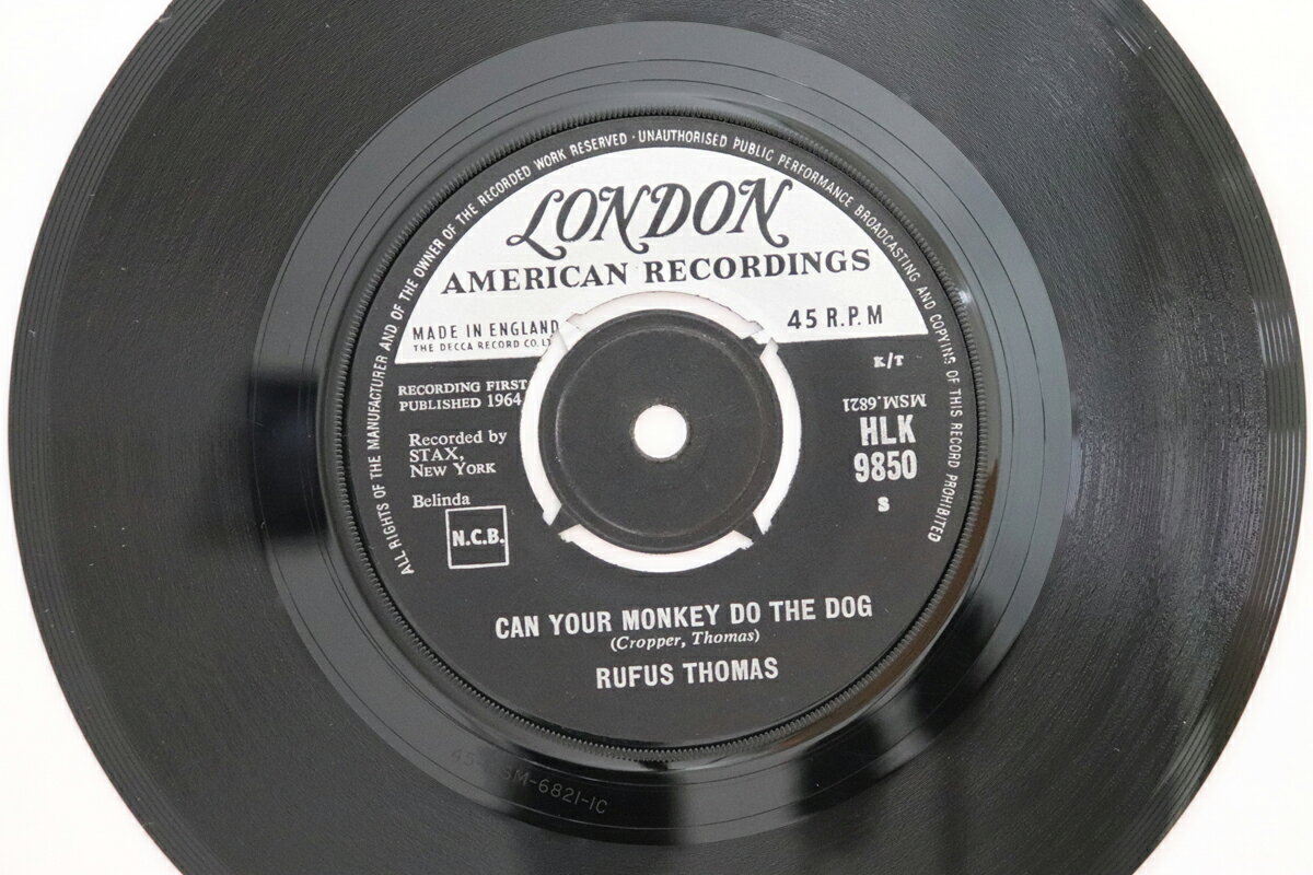 ・アーティスト Rufus Thomas ・タイトル Can Your Monkey Do The Dog ・レーベル・型番 London Records HLK9850 ・フォーマット 7インチレコード ・コンディション(盤) 良い (VG+) ・コンディション(ジャケット) ・コンディション(帯) オビなし ・特記事項 【盤に薄い跡】【盤に短いヘアライン】 実際に発送される商品の画像です 【ご購入前に必ずご確認ください】 ・本店サイト(www.recordcity.jp)とは価格、送料が違います ・本店サイト、その他支店のオーダーとは同梱発送できません ・注文確定後に別の注文を頂いた場合、注文同士の同梱は致しかねます。 ・別倉庫から発送しているため、店頭受け渡しは対応しておりません ・一部商品は他の通販サイトでも販売しているため、ご注文のタイミングによっては商品のご用意ができない場合がございます。 ・土日祝日はお休みです 金曜・祝前日9時以降のご連絡またはご入金は、返答または発送が週明け・祝日明けに順次対応となります。 ・ご購入後のキャンセル不可 ご購入後のキャンセルはいかなる理由においてもお受けできません。ご了承の上、ご購入くださいませ。 ・日本郵便(ゆうパック/ゆうメール)によるお届けになります。 ・中古品であることをご理解ください 当ストアでは中古商品を主に販売しております。中古品であることをご理解の上ご購入ください。また、一部商品はRecordCityオンラインストアで試聴可能です。 ・返品について お客様のご都合による返品は一切承っておりません。 表記の内容と実際の商品に相違がある場合、また針飛び等で返品・返金をご希望される場合は、商品の到着後1週間以内にご連絡ください。商品の返送をこちらで確認後、キャンセル・返金を行います。 コンディションVG以下の商品は返品できません。プレイに影響のない表面のこすれ傷、プレス起因のノイズ盤は返品の対象外です。 【コンディション表記】 ・ほぼ新品(M-)(Like New) 完全な新品。未使用。当店ではほぼ使用しません ・非常に良い(EX)(Excellent) 中古盤として美品な状態。わずかな経年を感じるものの傷みを感じさせない、当店基準で最高の状態 ・良い(VG+)(Very Good Plus) 丁寧に扱われた中古品で、軽い使用感がみられる。 ・可(VG)(Acceptable) 使い込まれた中古品で、「良い」よりもさらに使用感がみられる。 ・悪い(VG-)(Bad) 状態が悪いアイテム。使用の保障はなく、再生不可、針飛び、目立つノイズがあるかもしれない。状態によるクレーム不可。返品不可。 ・非常に悪い(G)(Very Bad) 「悪い」よりさらに状態が悪いアイテム。使用の保障はなく、再生不可、針飛び、目立つノイズがあるかもしれない。状態によるクレーム不可。返品不可。 ・ジャンク(Fair)(Junk/Fair) 割れている、反っている、水ダメージがある、カビ、ジャケットが分離している、ひどい書き込み、ひどい擦れなど最低の状態。使用の保障はなく、再生不可、針飛び、目立つノイズがあるかもしれない。状態によるクレーム不可。返品不可。 ・ジャンク(Poor)(Junk/Poor) 割れている、反っている、水ダメージがある、カビ、ジャケットが分離している、ひどい書き込み、ひどい擦れなど最低の状態。使用の保障はなく、再生不可、針飛び、目立つノイズがあるかもしれない。状態によるクレーム不可。返品不可。