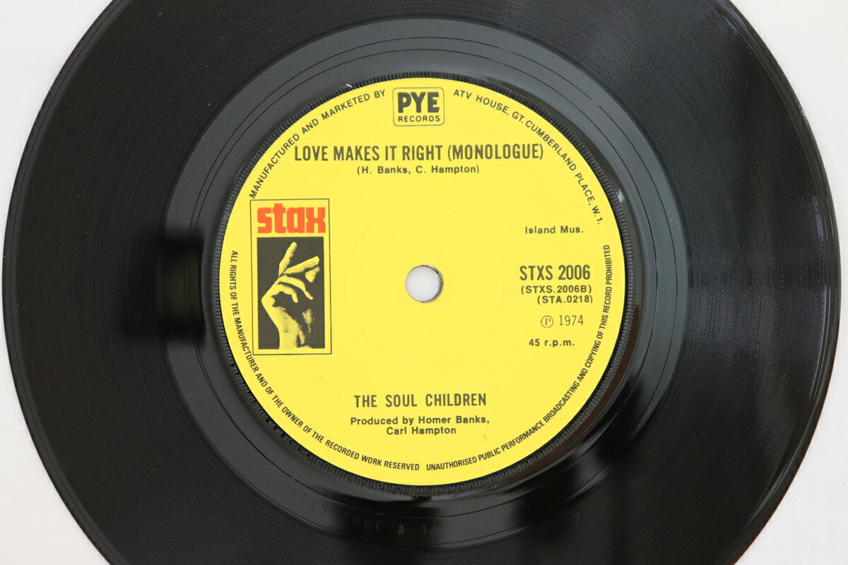 ・アーティスト Soul Children ・タイトル Love Makes It Right ・レーベル・型番 Stax STXS2006 ・フォーマット 7インチレコード ・コンディション(盤) 良い (VG+) ・コンディション(ジャケット) ・コンディション(帯) オビなし ・特記事項 【レーベルに書き込み】 実際に発送される商品の画像です 【ご購入前に必ずご確認ください】 ・本店サイト(www.recordcity.jp)とは価格、送料が違います ・本店サイト、その他支店のオーダーとは同梱発送できません ・注文確定後に別の注文を頂いた場合、注文同士の同梱は致しかねます。 ・別倉庫から発送しているため、店頭受け渡しは対応しておりません ・一部商品は他の通販サイトでも販売しているため、ご注文のタイミングによっては商品のご用意ができない場合がございます。 ・土日祝日はお休みです 金曜・祝前日9時以降のご連絡またはご入金は、返答または発送が週明け・祝日明けに順次対応となります。 ・ご購入後のキャンセル不可 ご購入後のキャンセルはいかなる理由においてもお受けできません。ご了承の上、ご購入くださいませ。 ・日本郵便(ゆうパック/ゆうメール)によるお届けになります。 ・中古品であることをご理解ください 当ストアでは中古商品を主に販売しております。中古品であることをご理解の上ご購入ください。また、一部商品はRecordCityオンラインストアで試聴可能です。 ・返品について お客様のご都合による返品は一切承っておりません。 表記の内容と実際の商品に相違がある場合、また針飛び等で返品・返金をご希望される場合は、商品の到着後1週間以内にご連絡ください。商品の返送をこちらで確認後、キャンセル・返金を行います。 コンディションVG以下の商品は返品できません。プレイに影響のない表面のこすれ傷、プレス起因のノイズ盤は返品の対象外です。 【コンディション表記】 ・ほぼ新品(M-)(Like New) 完全な新品。未使用。当店ではほぼ使用しません ・非常に良い(EX)(Excellent) 中古盤として美品な状態。わずかな経年を感じるものの傷みを感じさせない、当店基準で最高の状態 ・良い(VG+)(Very Good Plus) 丁寧に扱われた中古品で、軽い使用感がみられる。 ・可(VG)(Acceptable) 使い込まれた中古品で、「良い」よりもさらに使用感がみられる。 ・悪い(VG-)(Bad) 状態が悪いアイテム。使用の保障はなく、再生不可、針飛び、目立つノイズがあるかもしれない。状態によるクレーム不可。返品不可。 ・非常に悪い(G)(Very Bad) 「悪い」よりさらに状態が悪いアイテム。使用の保障はなく、再生不可、針飛び、目立つノイズがあるかもしれない。状態によるクレーム不可。返品不可。 ・ジャンク(Fair)(Junk/Fair) 割れている、反っている、水ダメージがある、カビ、ジャケットが分離している、ひどい書き込み、ひどい擦れなど最低の状態。使用の保障はなく、再生不可、針飛び、目立つノイズがあるかもしれない。状態によるクレーム不可。返品不可。 ・ジャンク(Poor)(Junk/Poor) 割れている、反っている、水ダメージがある、カビ、ジャケットが分離している、ひどい書き込み、ひどい擦れなど最低の状態。使用の保障はなく、再生不可、針飛び、目立つノイズがあるかもしれない。状態によるクレーム不可。返品不可。